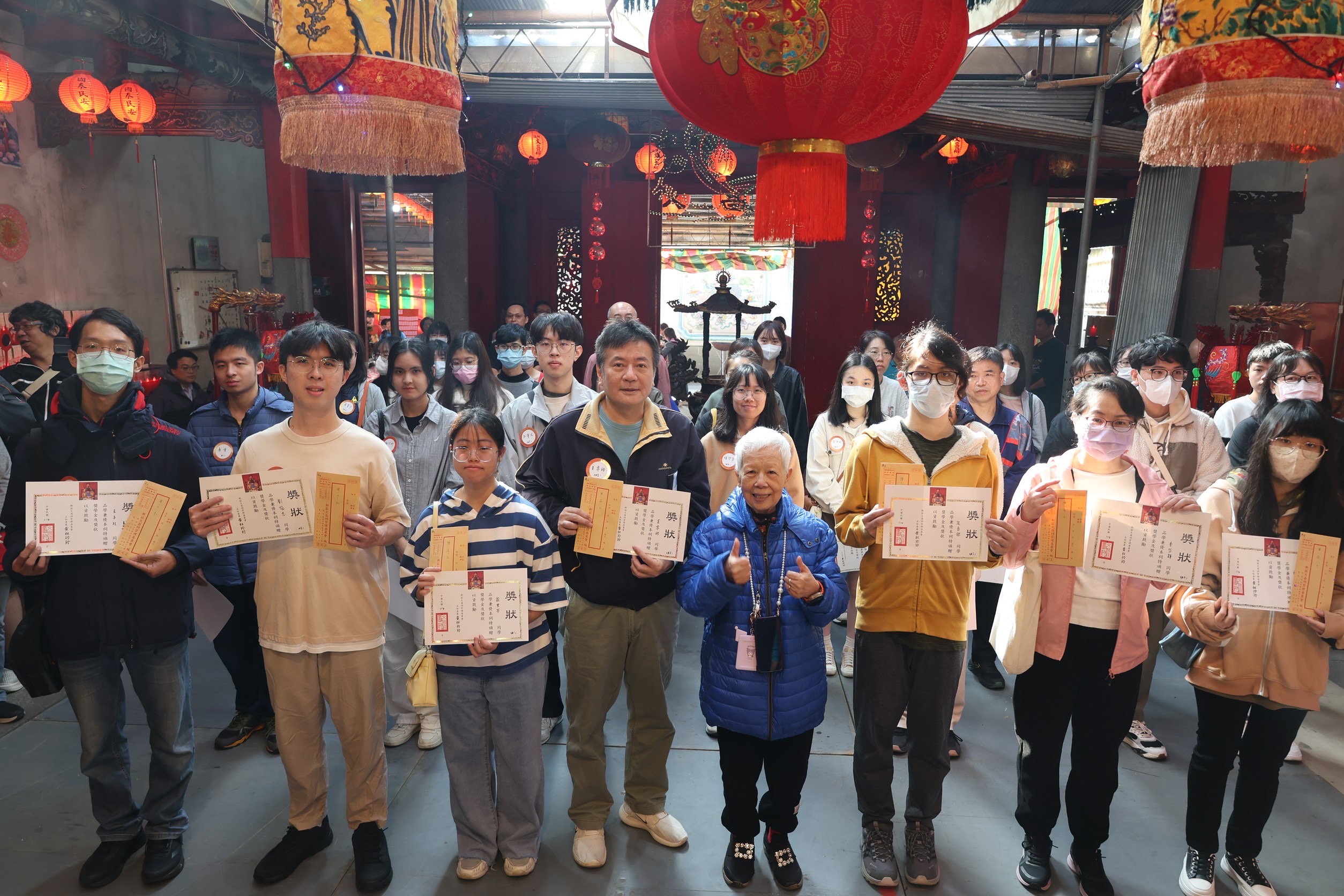  文昌祠主委黃林玲玲獲獎學子合影