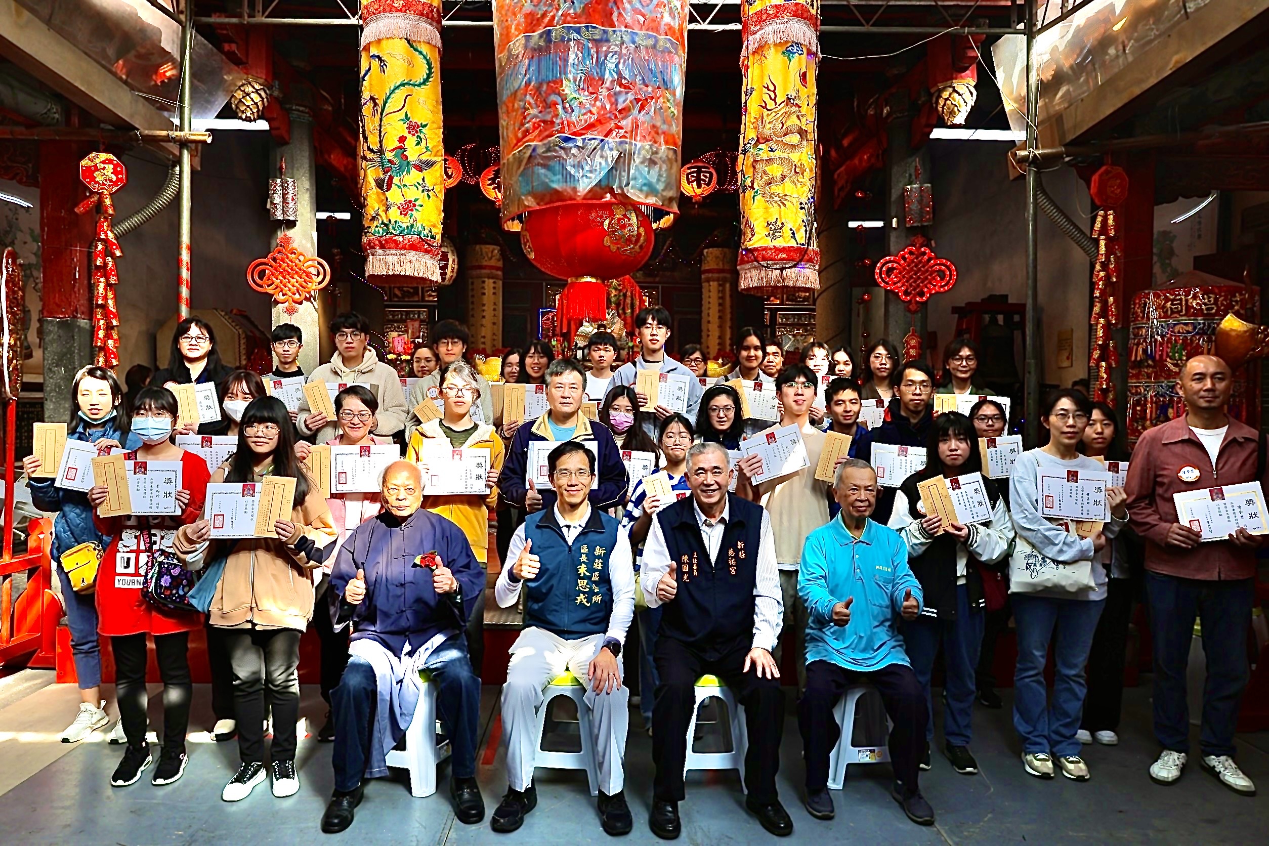新莊區長朱思戎與廟方代表和獲獎學子合影