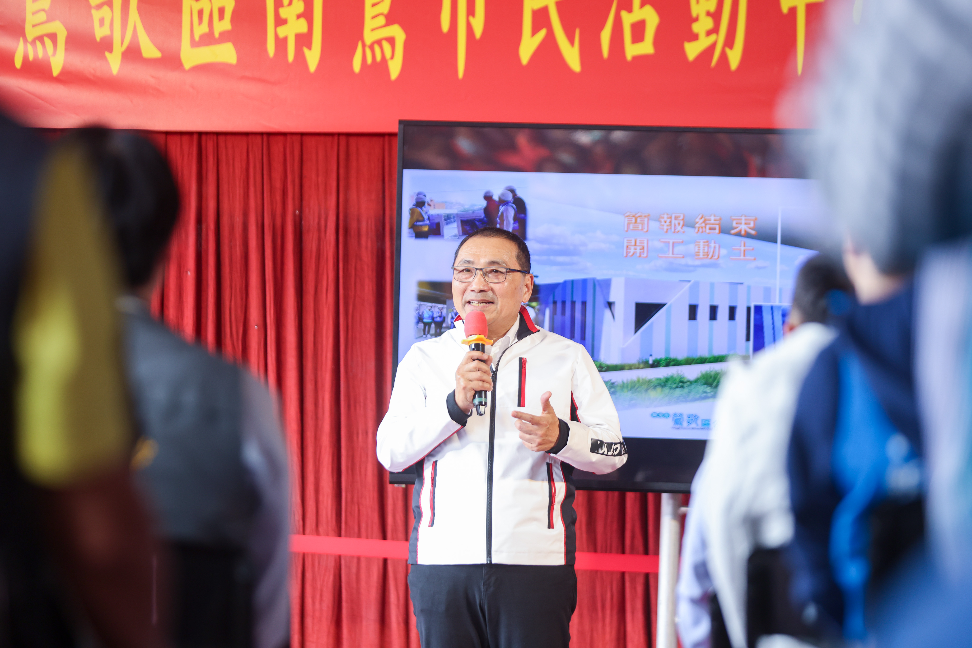 侯友宜盼南鶯市民活動中心順利落成，提供市民便利休閒場域。