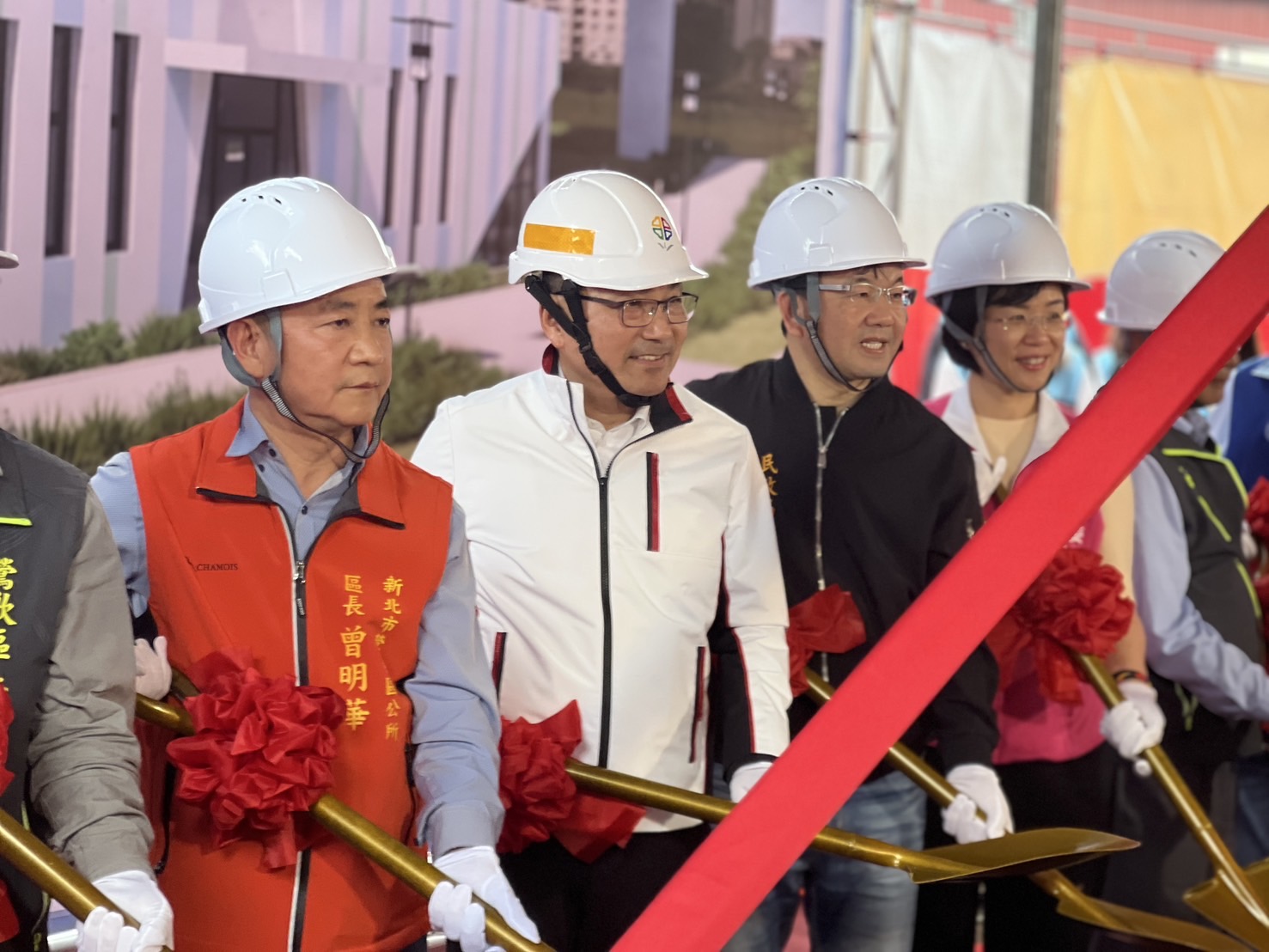 南鶯市民活動中心在侯友宜及貴賓的見證下，順利完成動土儀式。