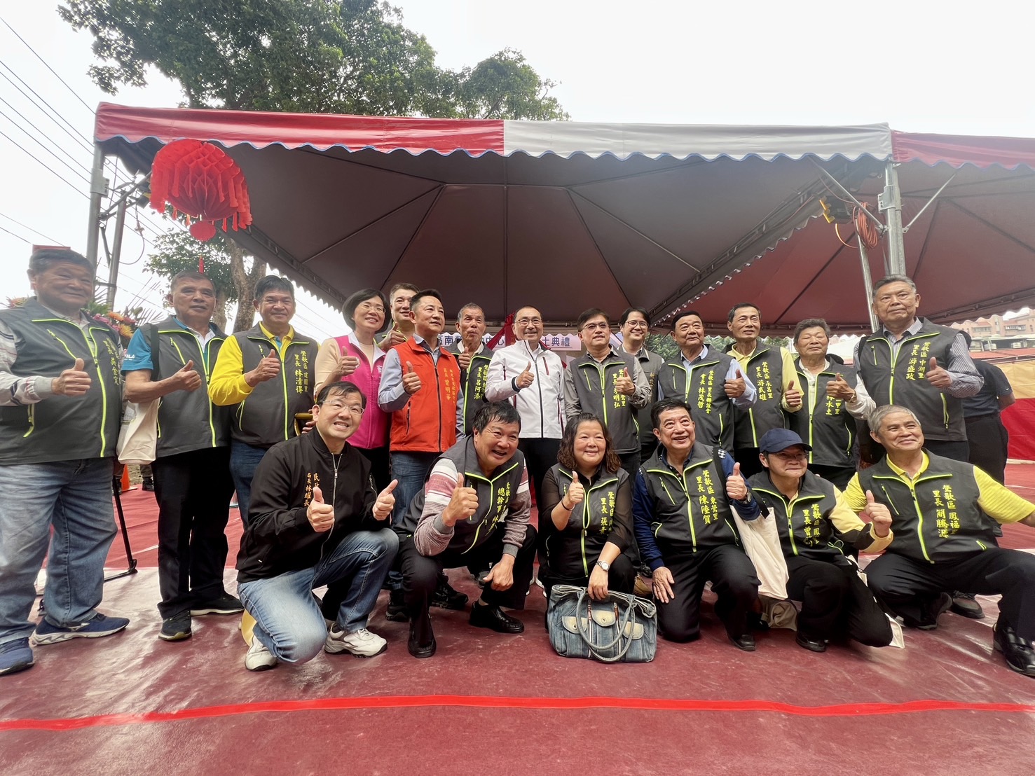 會後侯友宜用當地里長合照。