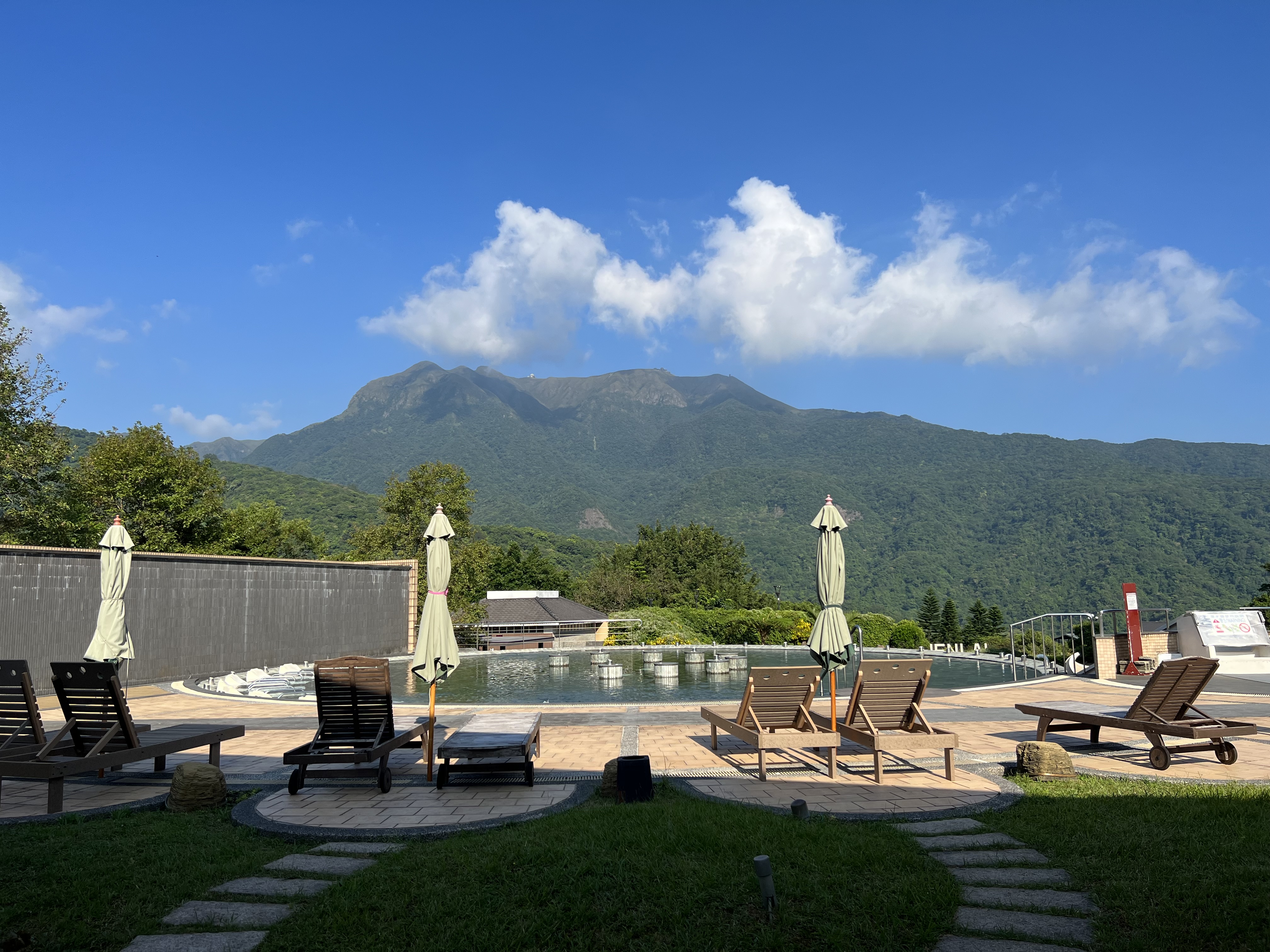 新北溫泉不僅同時擁有山湯及海湯，溫泉泉質更是豐富，歡迎旅客來訪（圖為金山萬里區陽明山天籟渡假酒店）