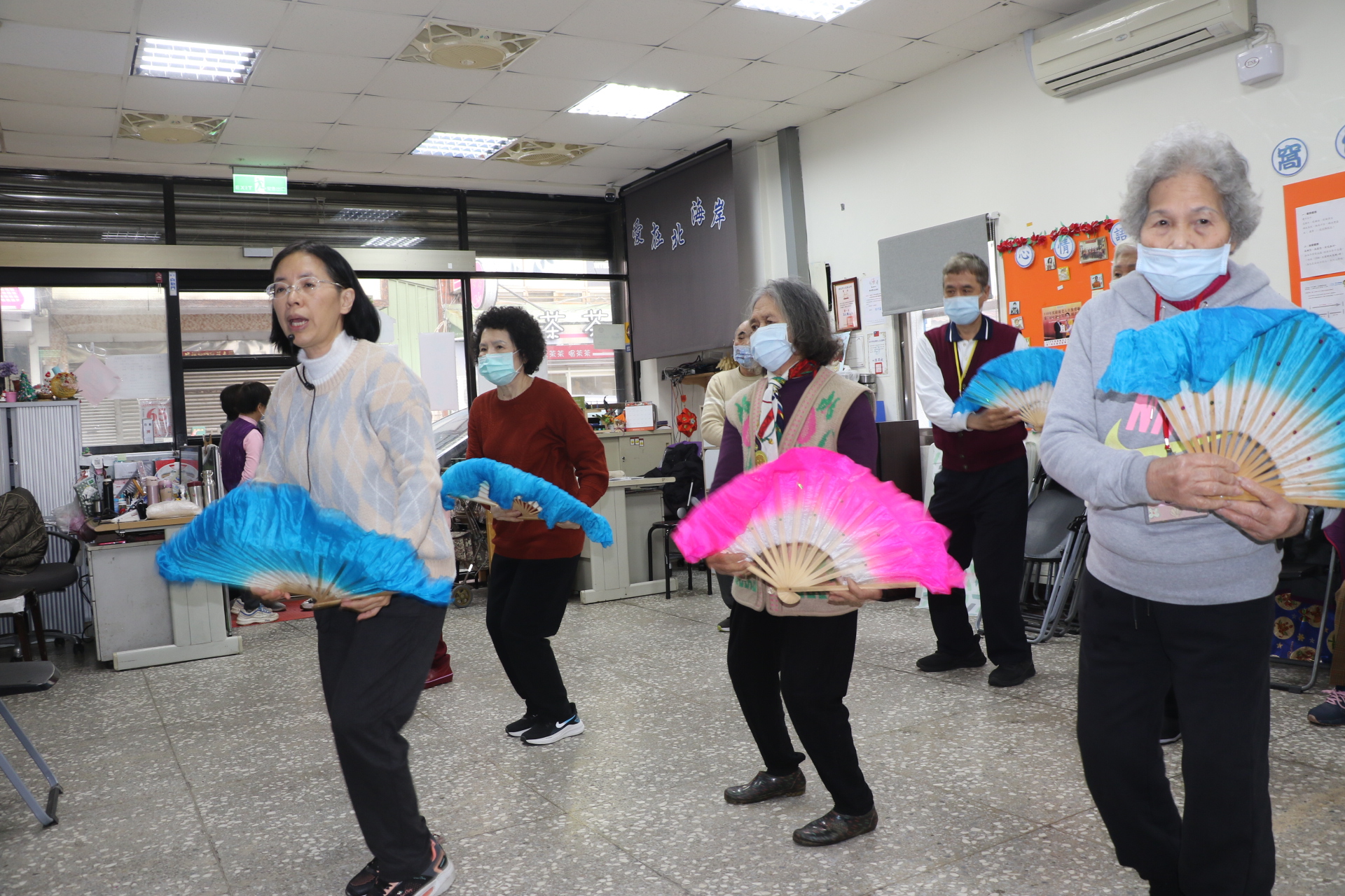 指導老師林秀娟（左）帶領長輩跳飄扇舞