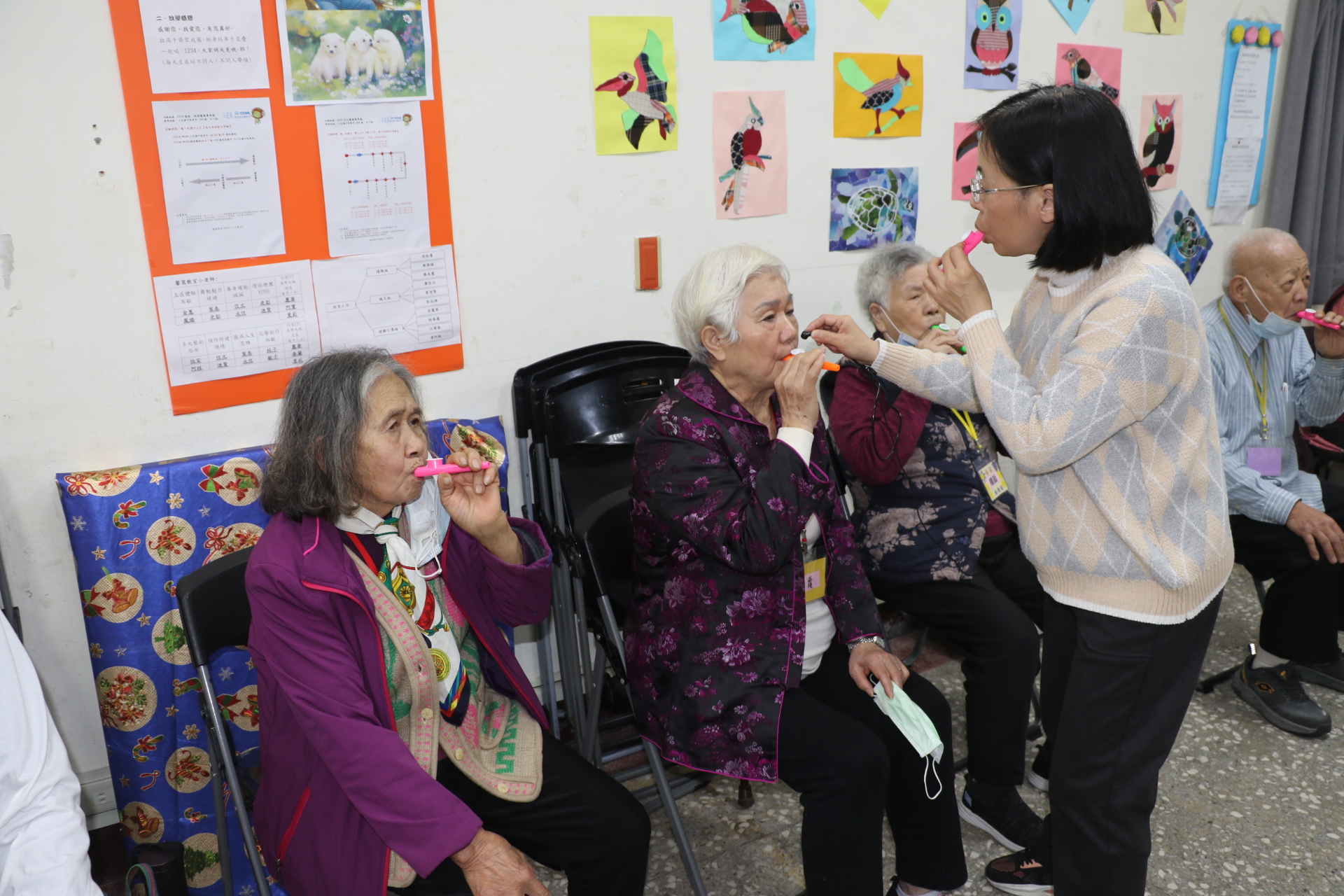  指導老師林秀娟教長輩吹奏卡祖笛 有如做口腔操 還能讓舌頭靈巧