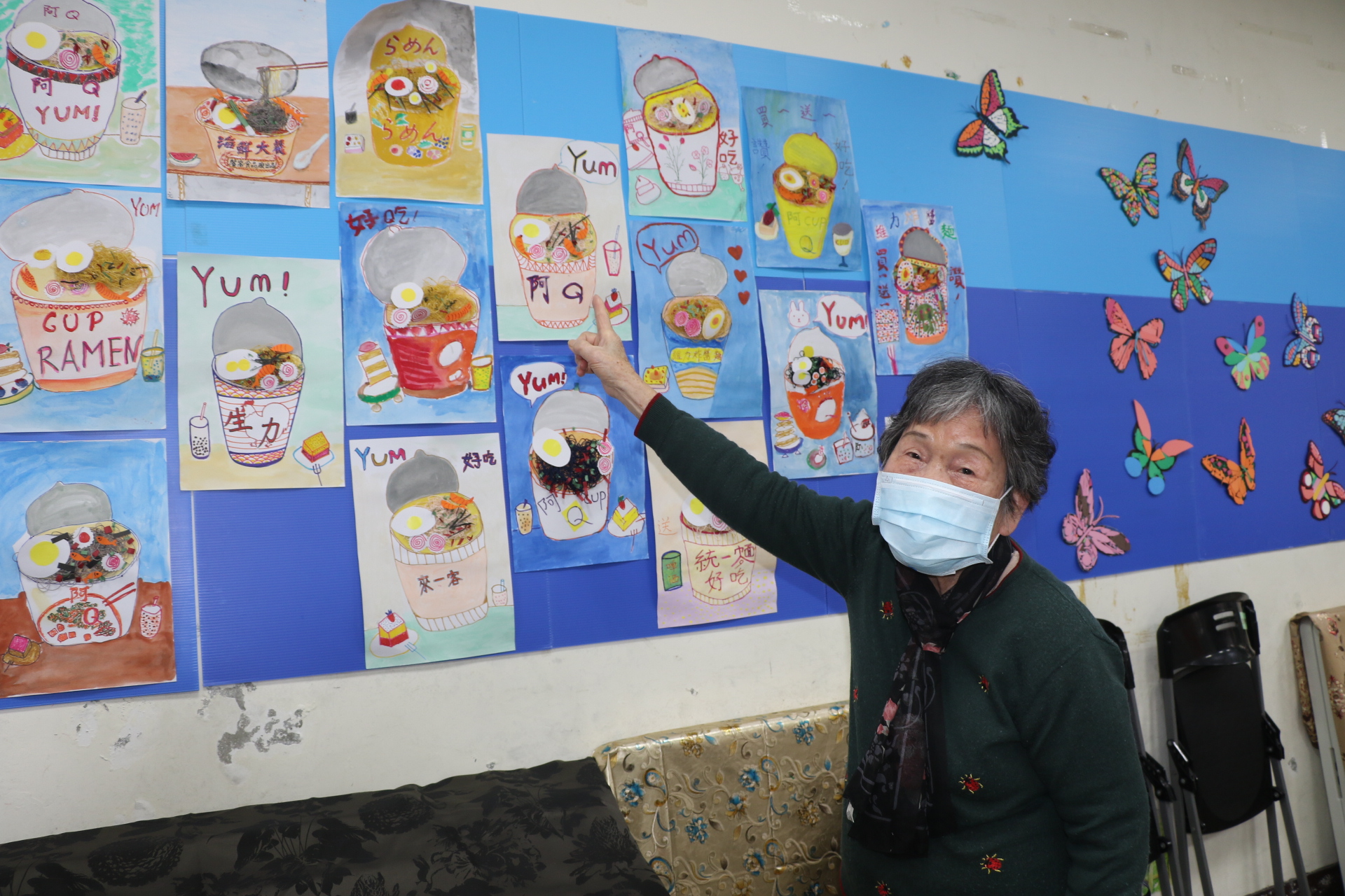 今年97歲的陳笑指著最上面有日文「拉麵」字的彩繪圖說：「這是我的作品哦」