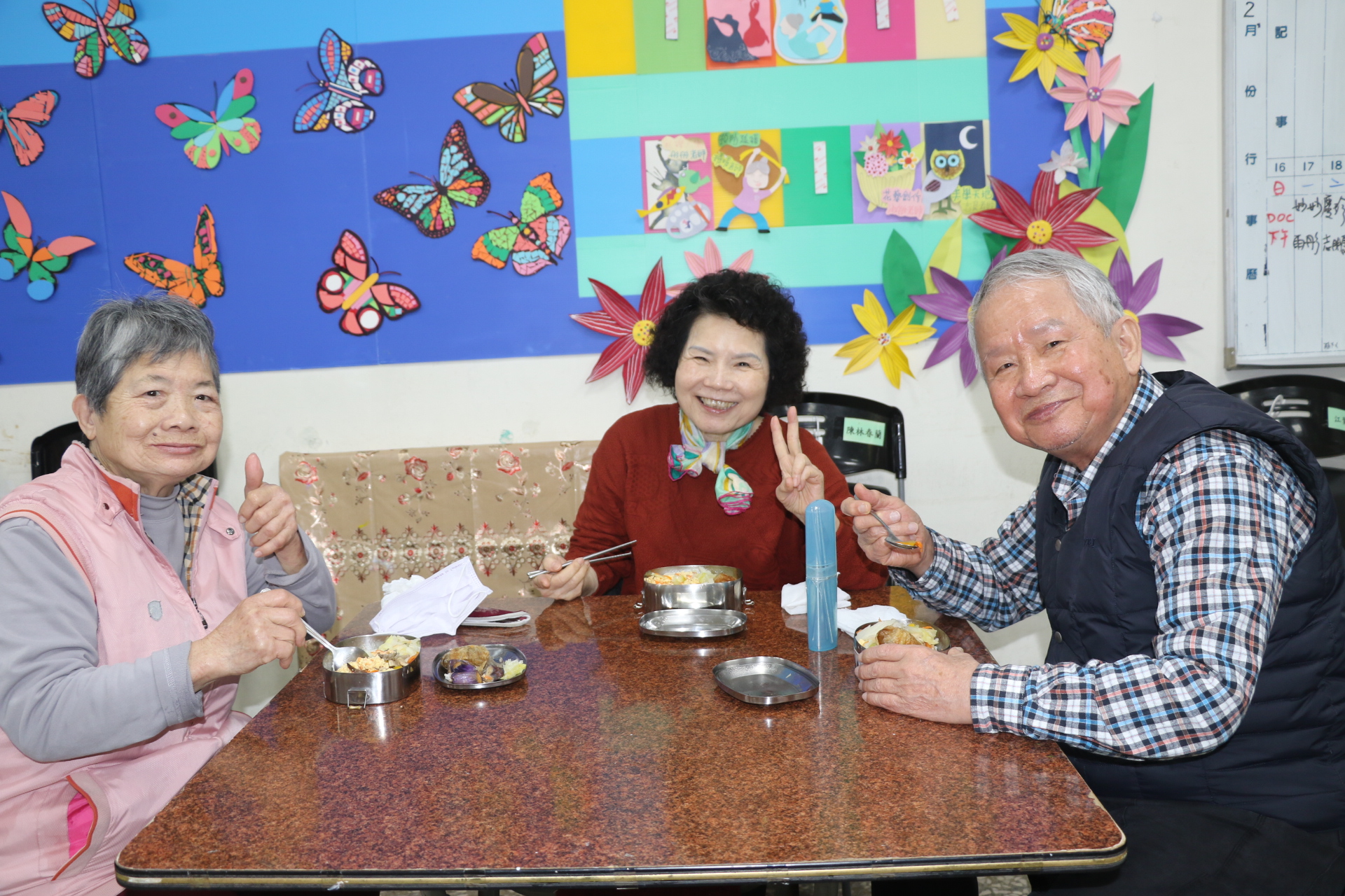 三芝馨窩據點的長輩在活動後 中午開心的共餐