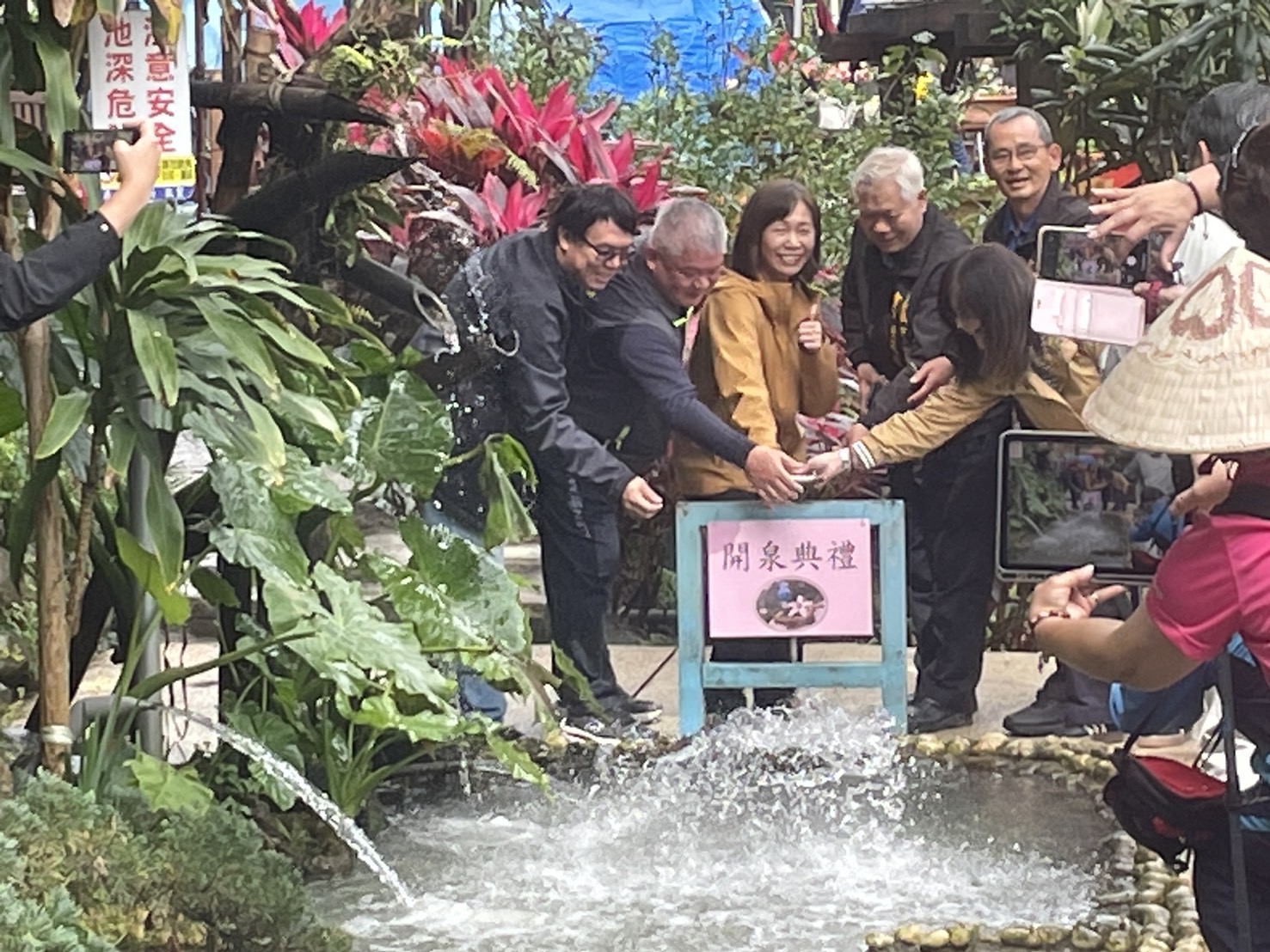 區長與來賓們共同啟動水閘門開泉儀式