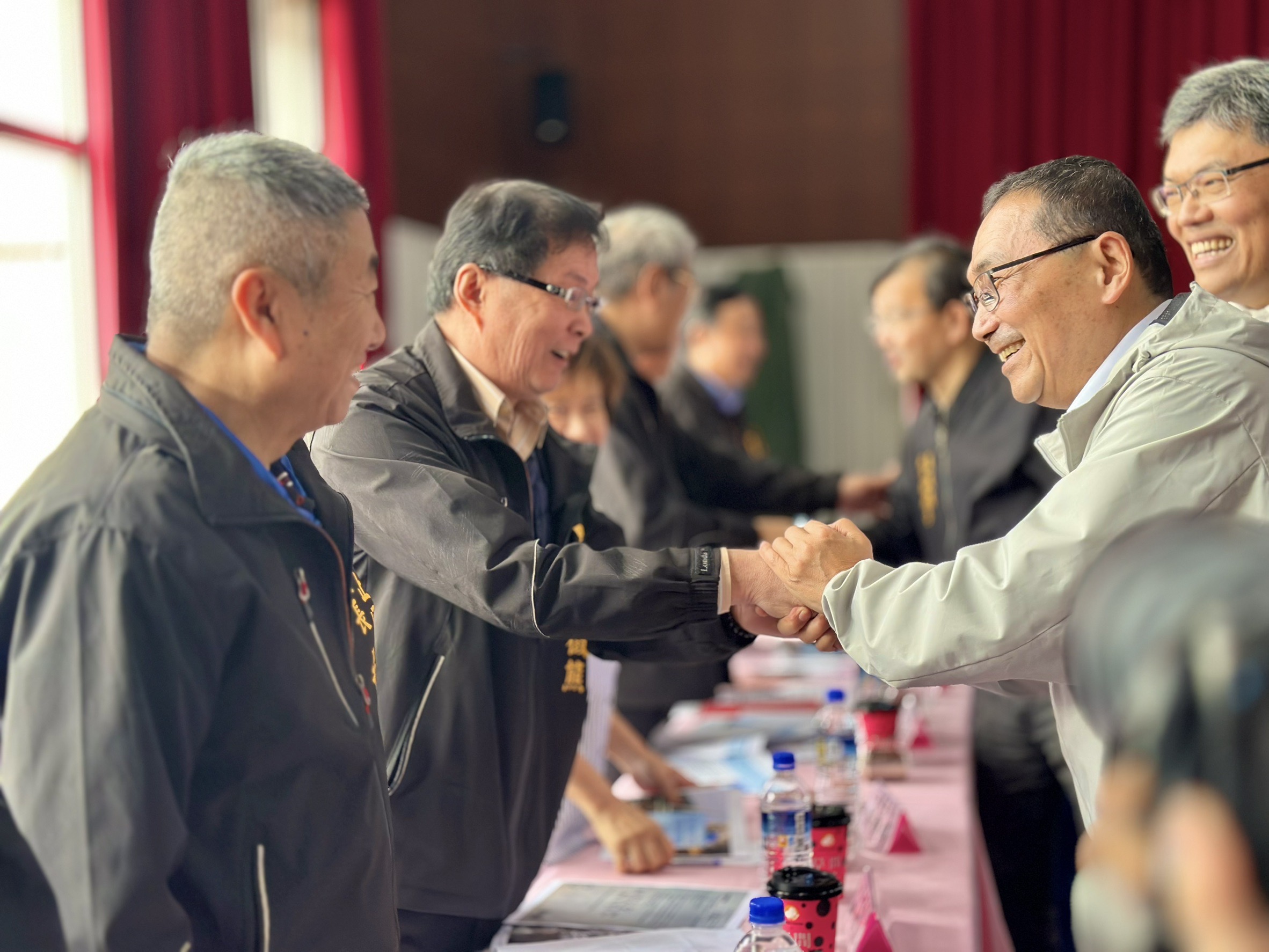 新北市長侯友宜與汐止區里長逐一握手致意及寒暄。