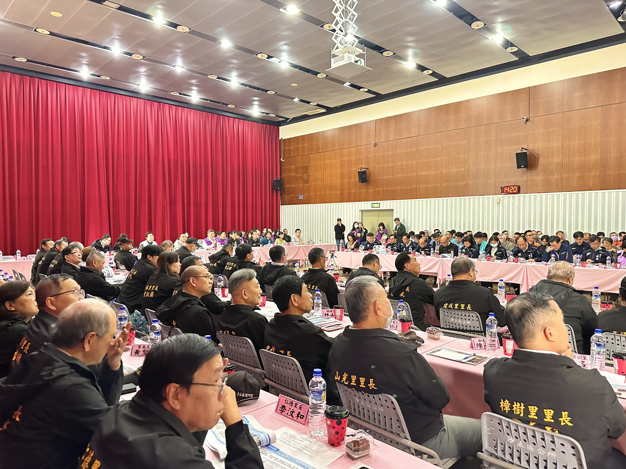 新北市長侯友宜率市府團隊於今(4)日下午至汐止參加行動治理座談會。