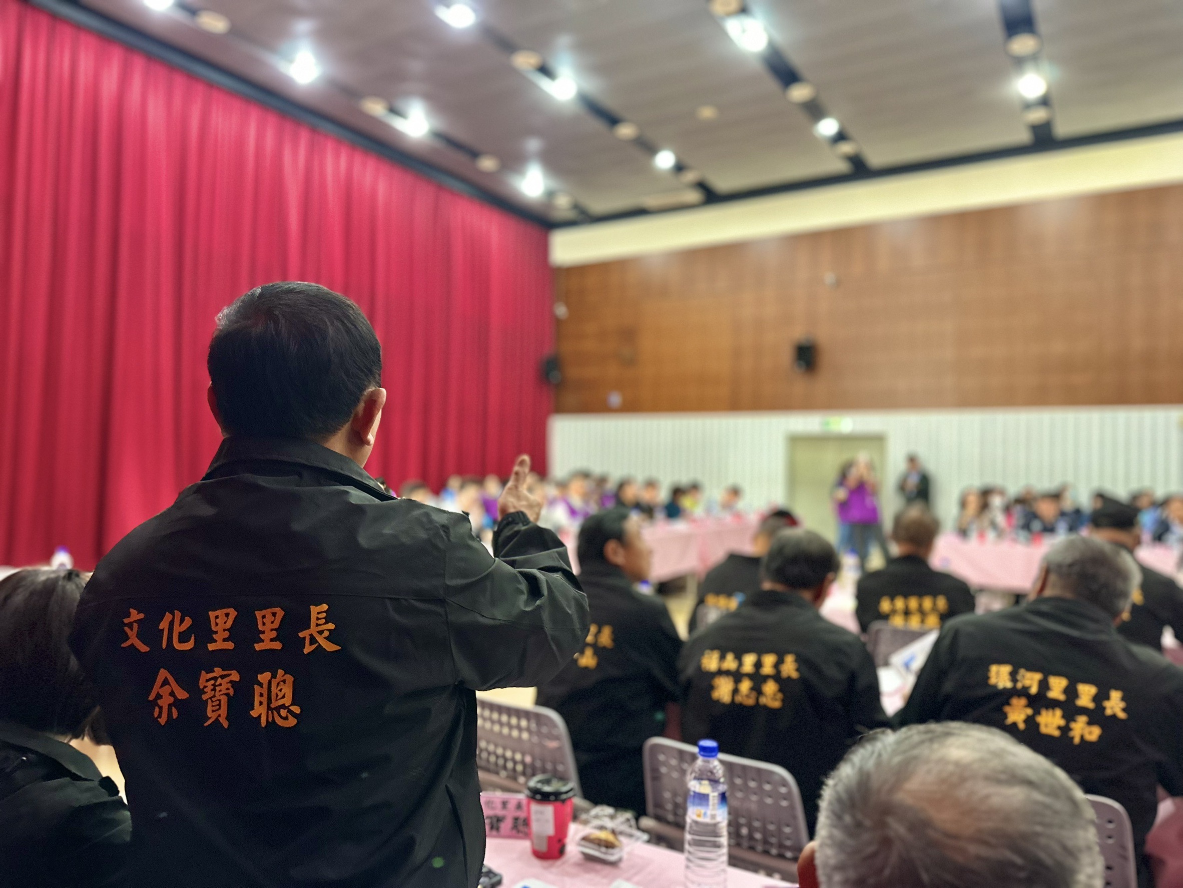市府團隊與里長於會中逐一討論各項市政議題。