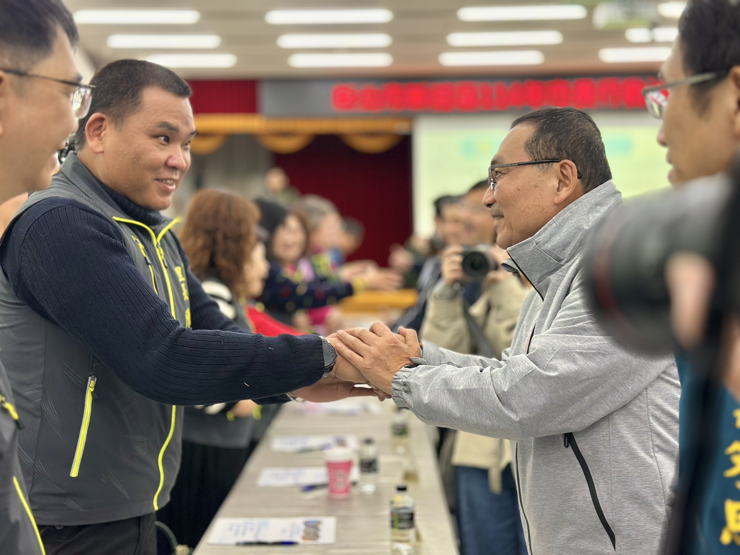新北市長侯友宜向新莊區里長逐一致意、話家常