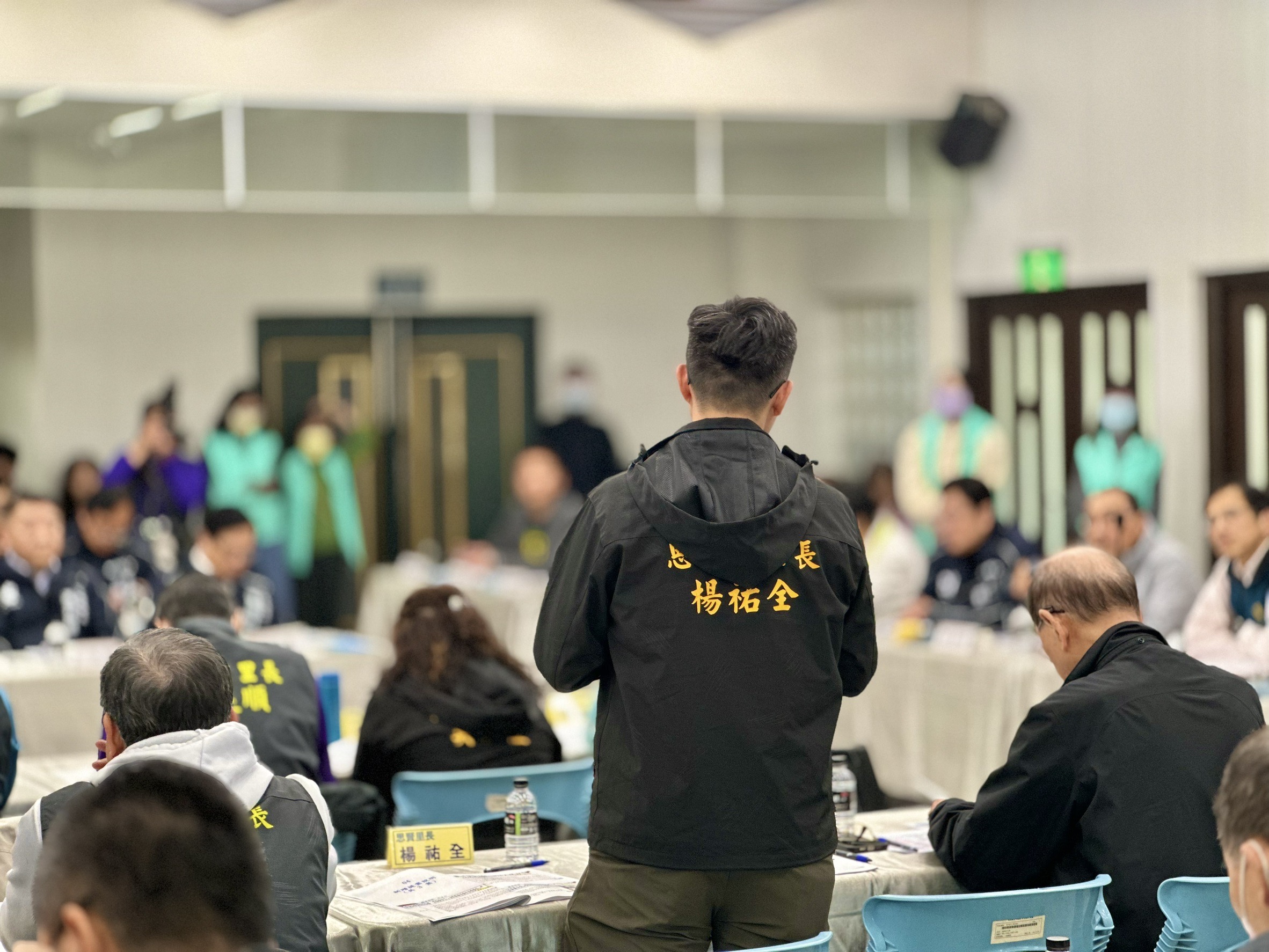 市府團隊與里長針對各項市政議題逐一討論。