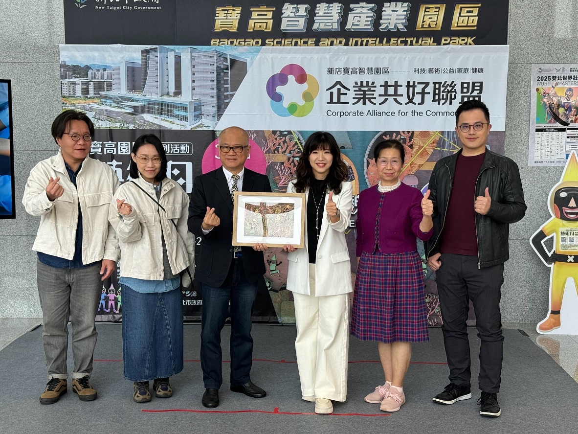 朝代藝術中心劉忠和負責人(左3)致贈藝術家畫作(林慶餘藝術家(左1)、魏杏諭藝術家(左2))