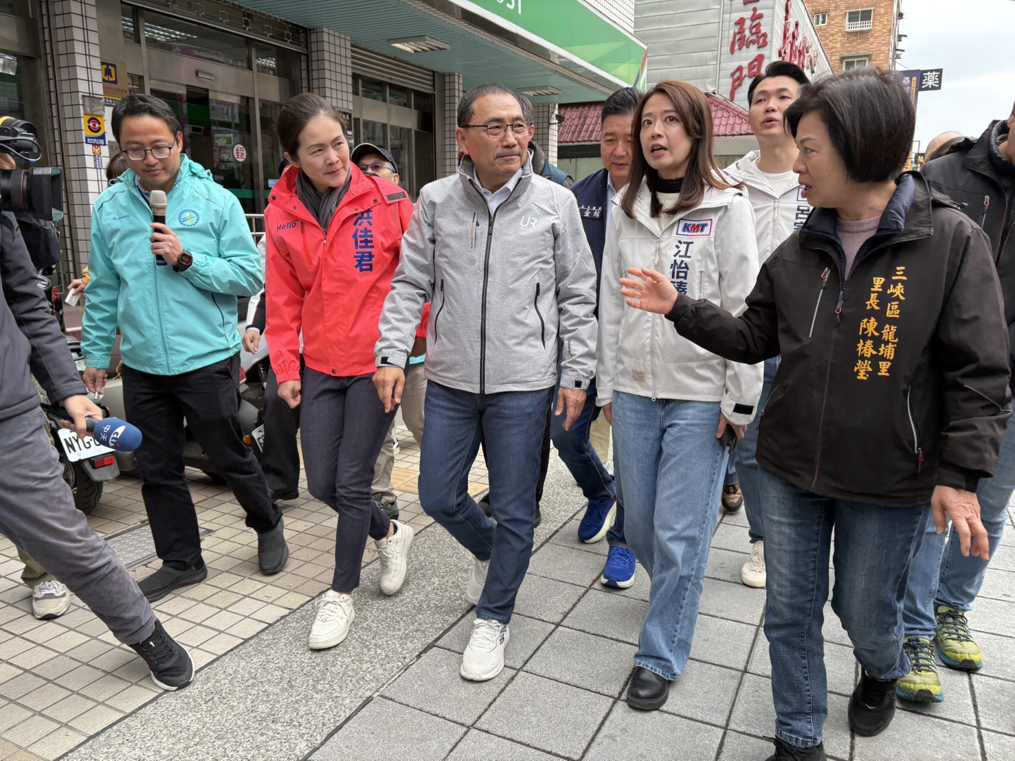 侯市長今天上午前往三峽區視察老街周邊民生街人行道改善成果