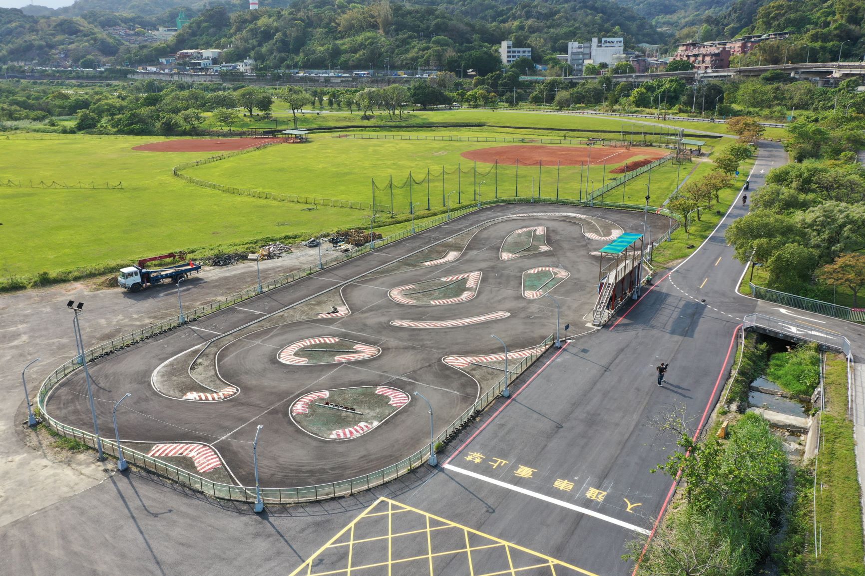  柑園遙控賽車場鄰近棒壘球場