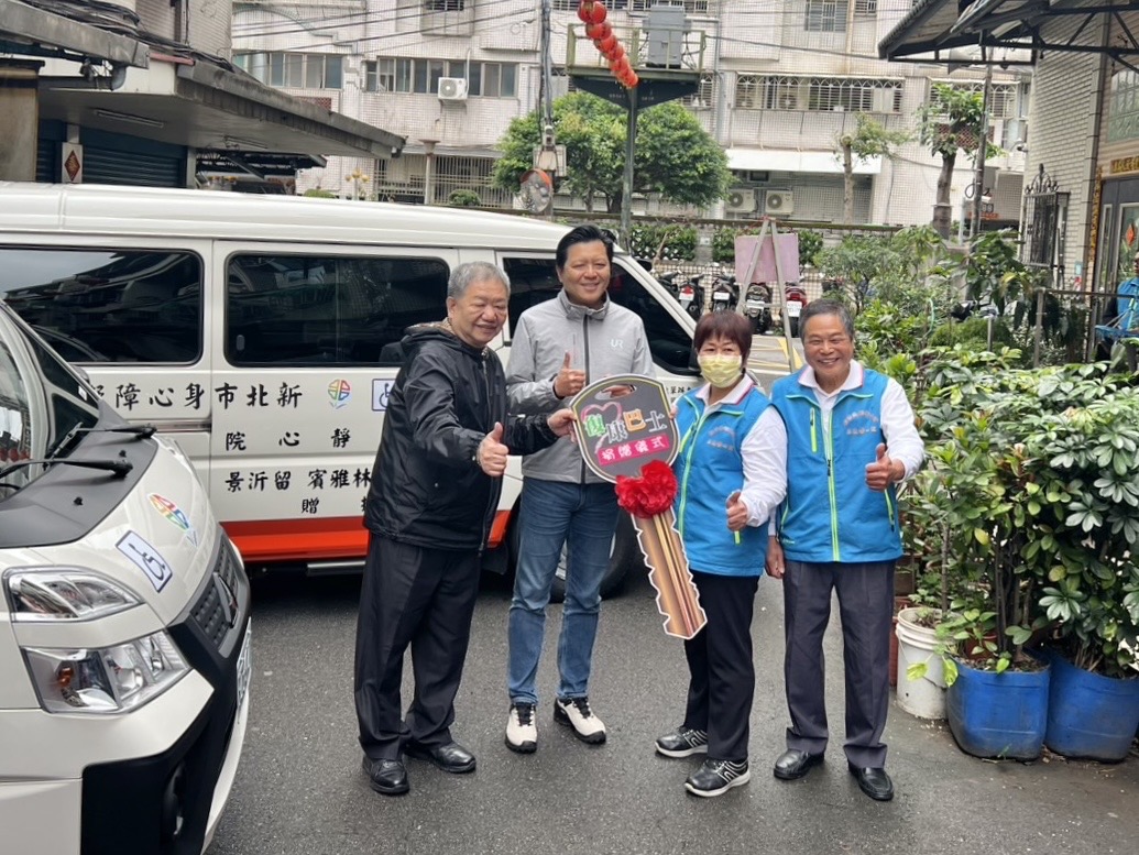 新北市民林季臻(右2)因於送餐途中，時常看到在路上服務的復康巴士，便有了捐贈的起心動念。8日捐贈儀式由新北市副市長朱惕之(左2)代表受贈，新北市議長蔣根煌(左1)也到場致意。
