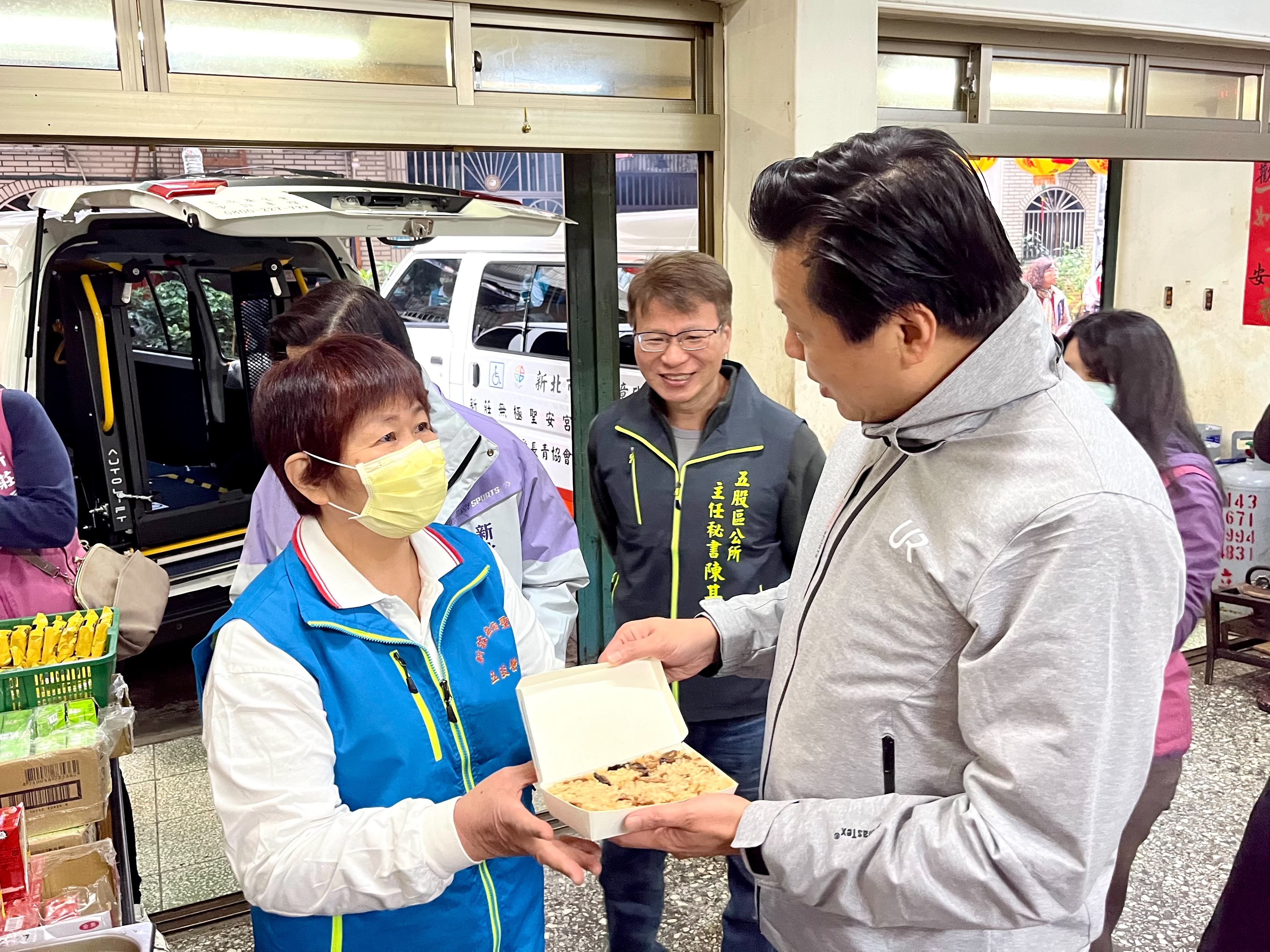 新北市民林季臻女士(左)每日親自掌廚，為新莊區在地獨老及邊緣戶送餐長達14年，副市長朱惕之(右)向其表達感謝之意