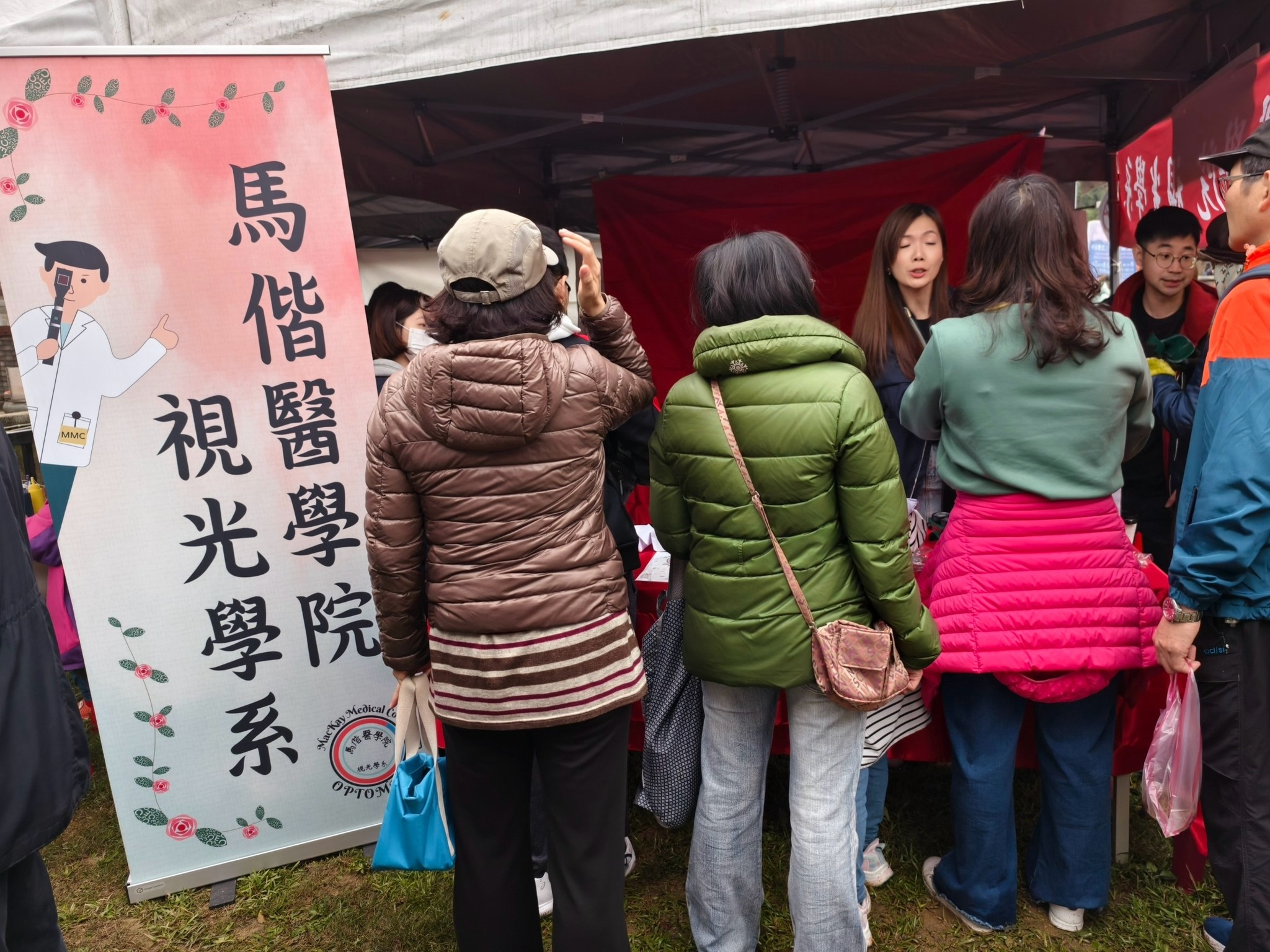 馬偕醫學院參與櫻花季擺攤，並將專業知識融入遊戲