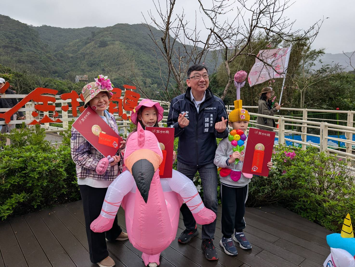 當日還頒發最佳造型獎，民眾打扮成紅鶴、杜鵑花等樣貌