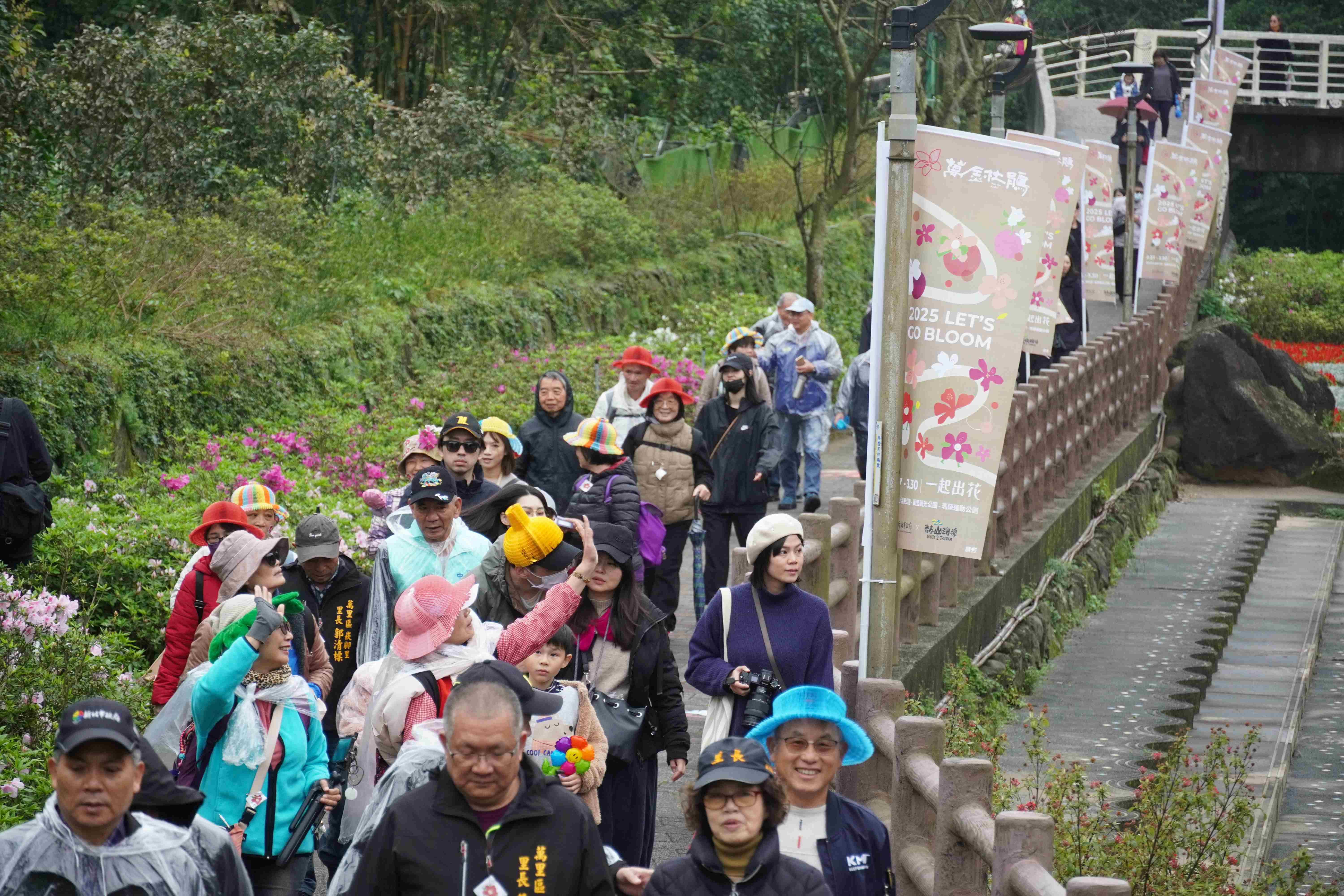 新北市農業局在萬里瑪鋉溪畔舉辦萬金杜鵑「花花競走」活動，200位民眾以杜鵑花為主題裝扮競走