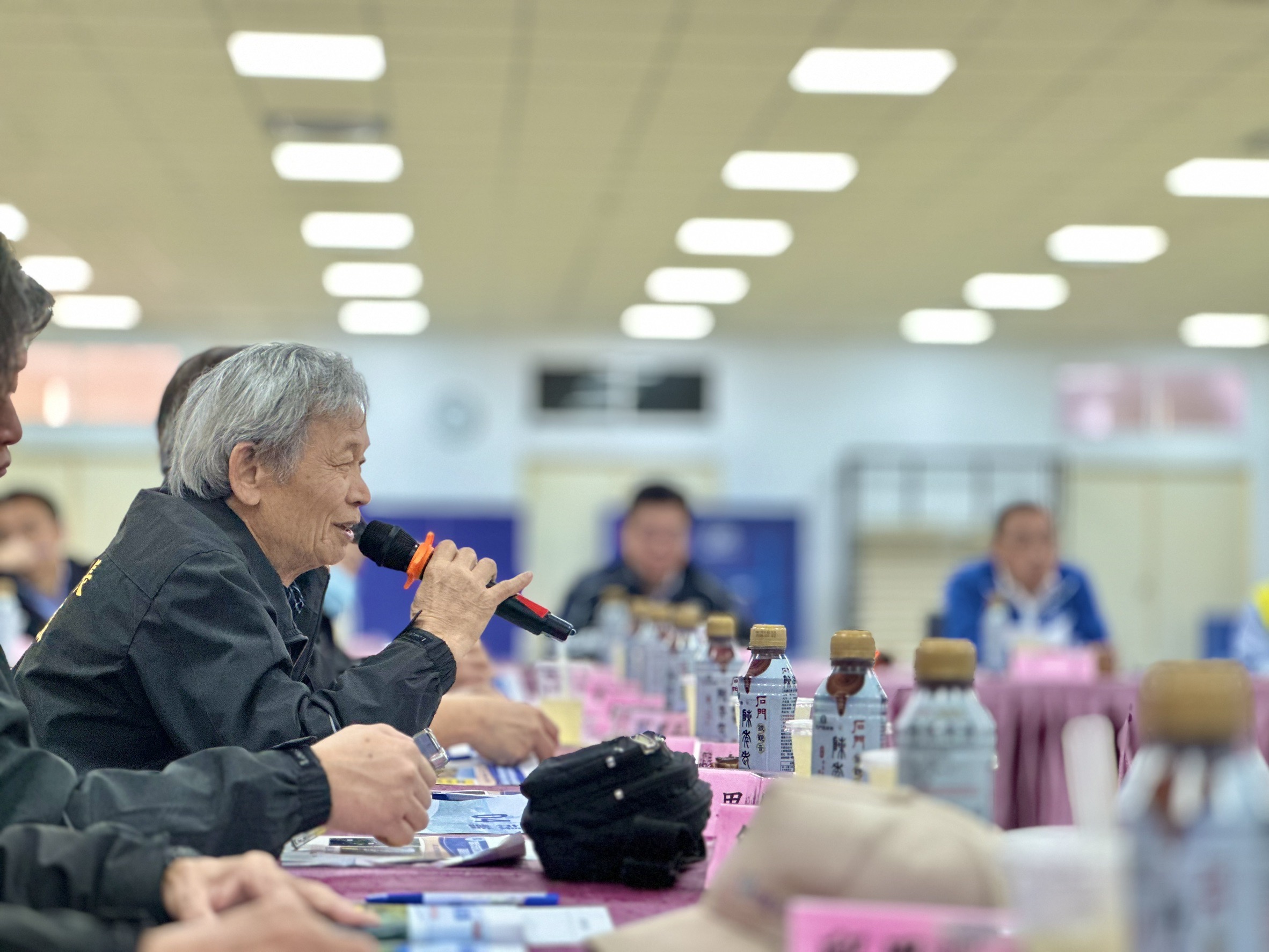 市府團隊與里長針對各項市政議題逐一討論。