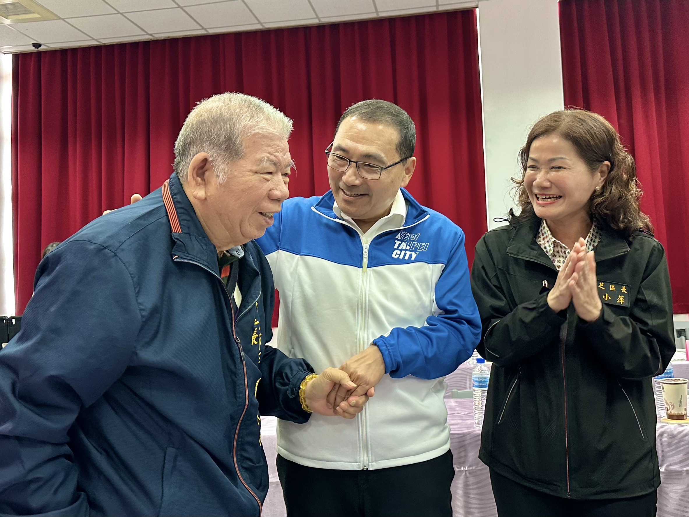今(10)日恰逢三芝區福德里長郭萬和(左1)74歲生日，市長侯友宜與三芝區長賴小萍(右1)齊唱生日快樂歌獻上祝福。