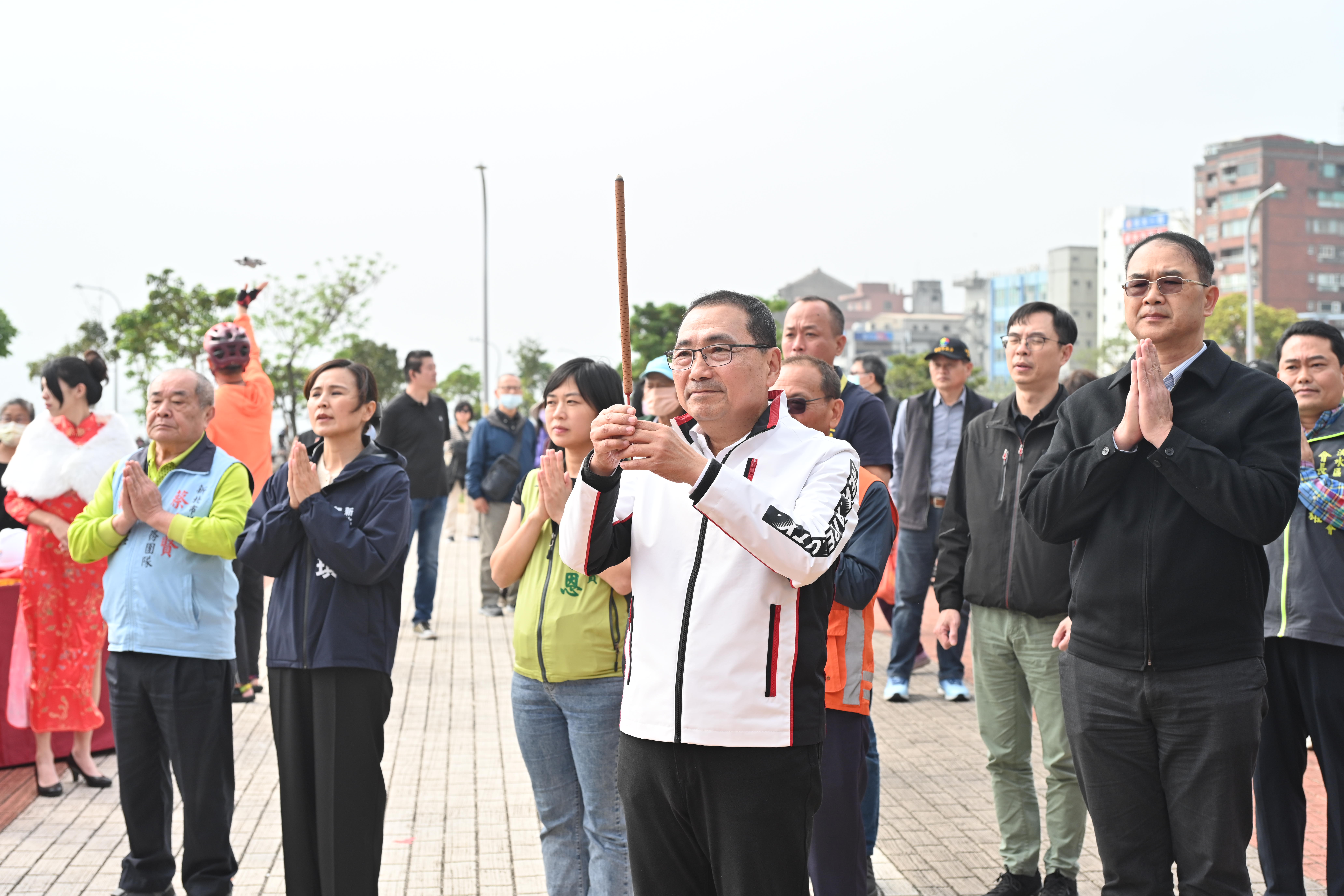 淡水金色水岸自行車道優化開工動土，侯友宜祈求工程順利圓滿。