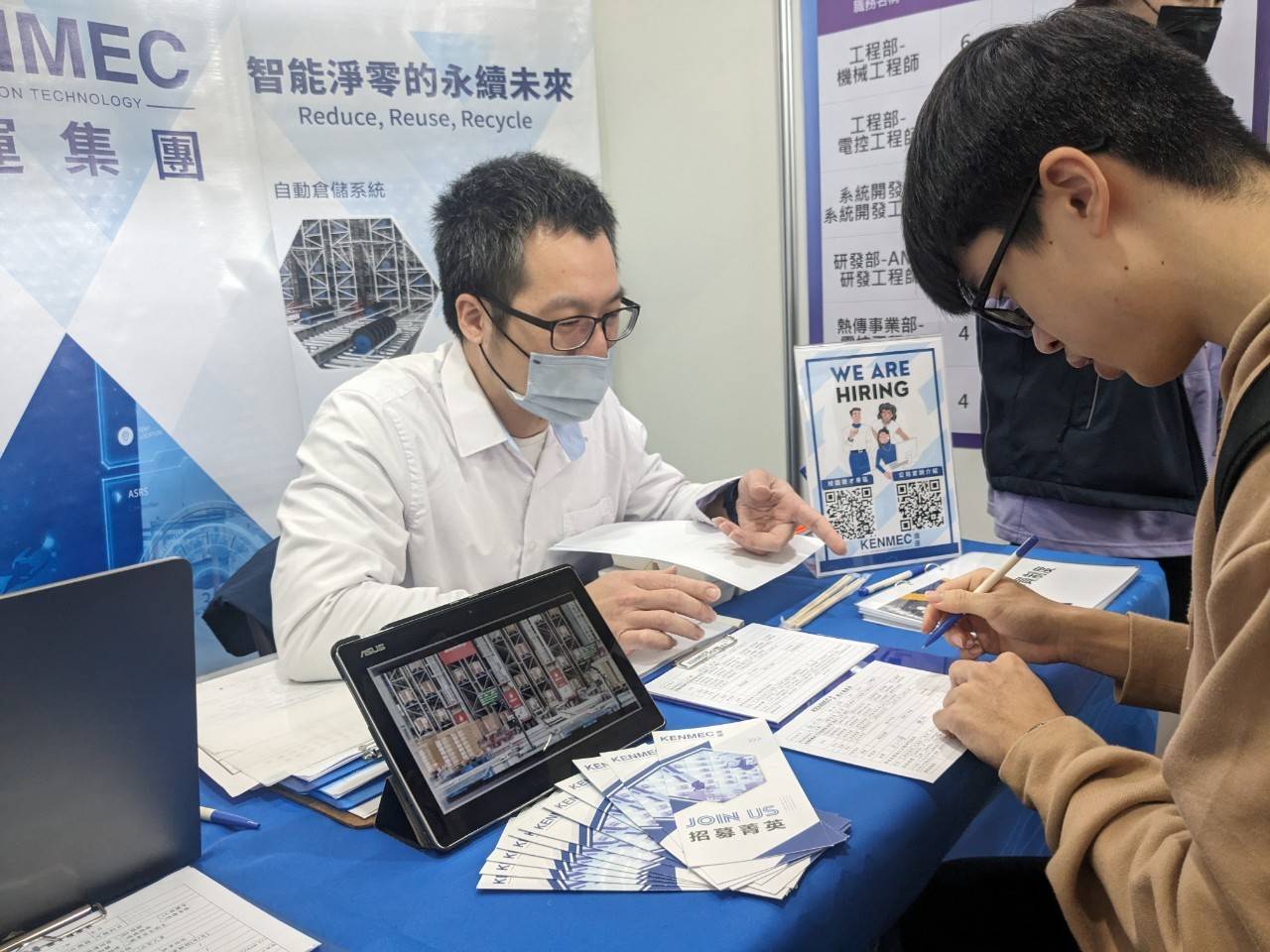  廠商向同學解釋工作內容