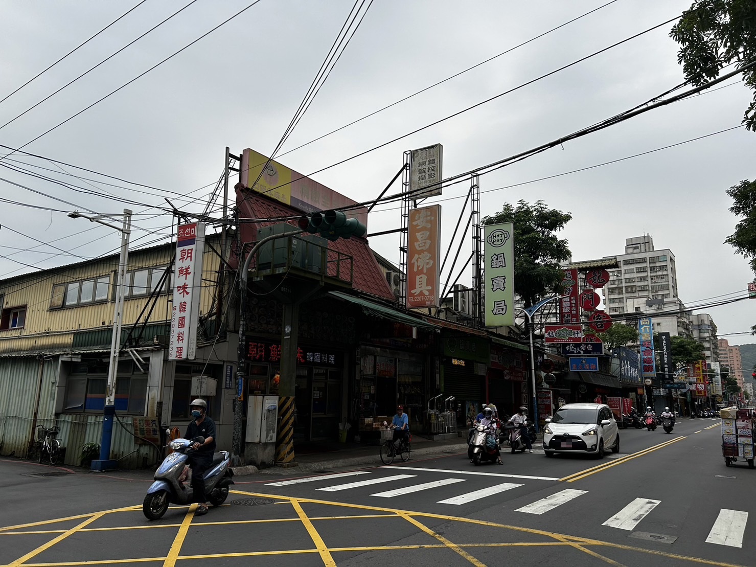 新莊高中一用地現況為鐵皮商店。