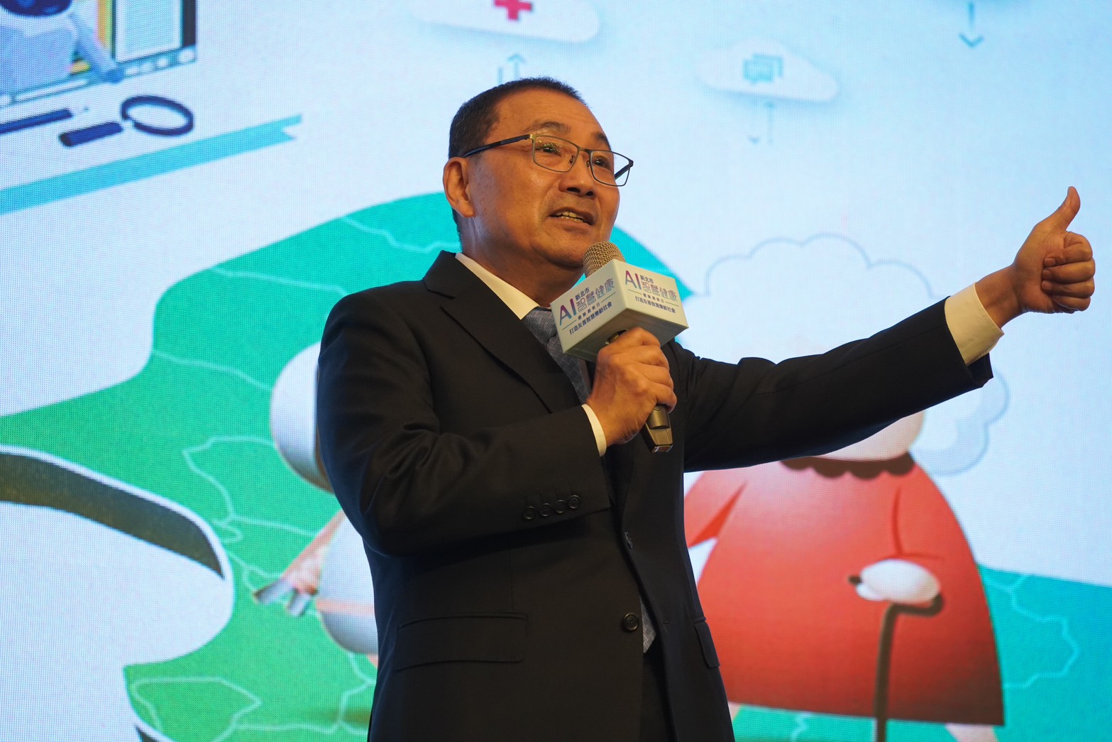 侯市長強調，透過引入先進的AI智慧健康技術，不僅能夠提升健康監測與預防醫療的精準度，更能夠為長者打造一個溫馨有愛、充滿人文關懷的生活環境