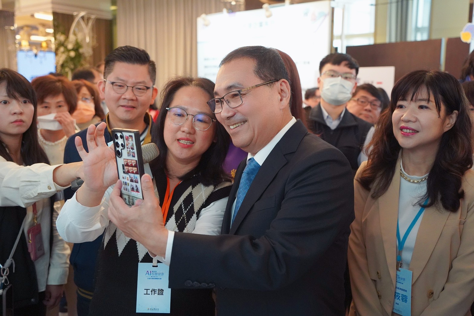 市長現場體驗傑精靈科技公司的健康量測APP「Show U Fa Care」