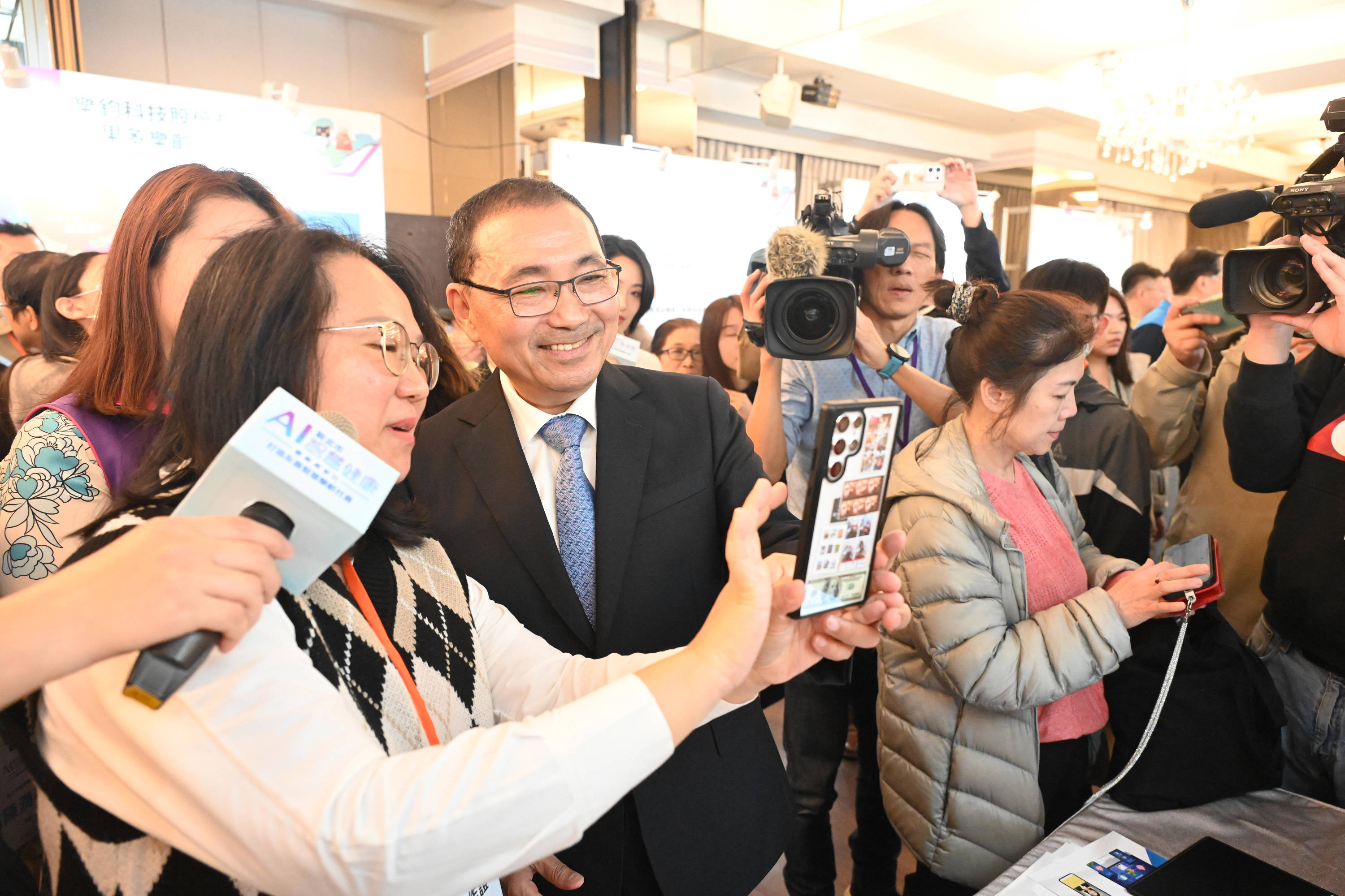 此次活動規劃三大專區，包括論壇、商機媒合及體驗展示。現場共有21家企業展示並提供長者現場體驗AI智慧健康裝置等創新應用。