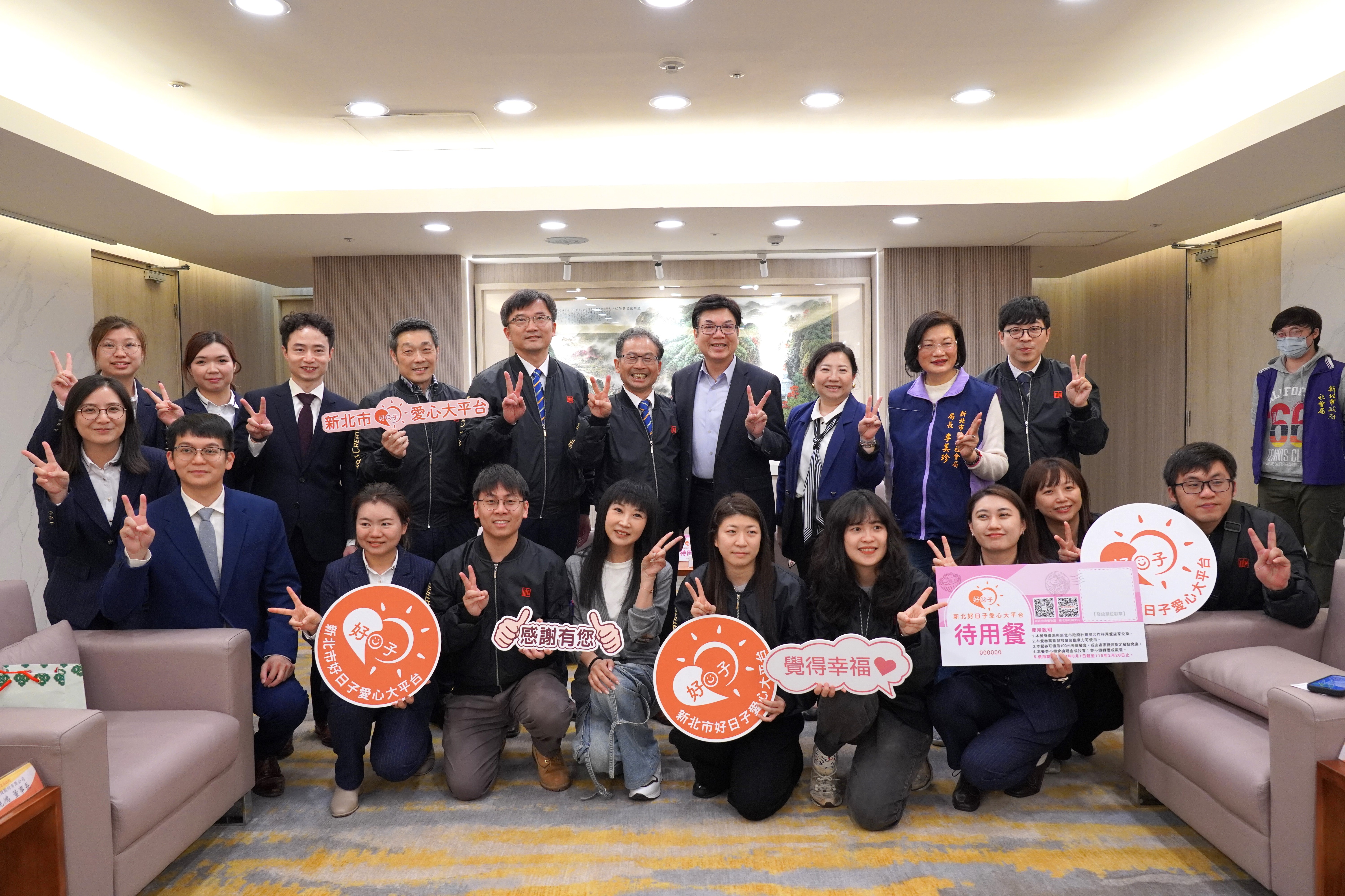 信創集團信銓建設響應新北好日子愛心大平台待用餐計畫，捐贈新臺幣100萬元，11日於市府舉行捐贈儀式