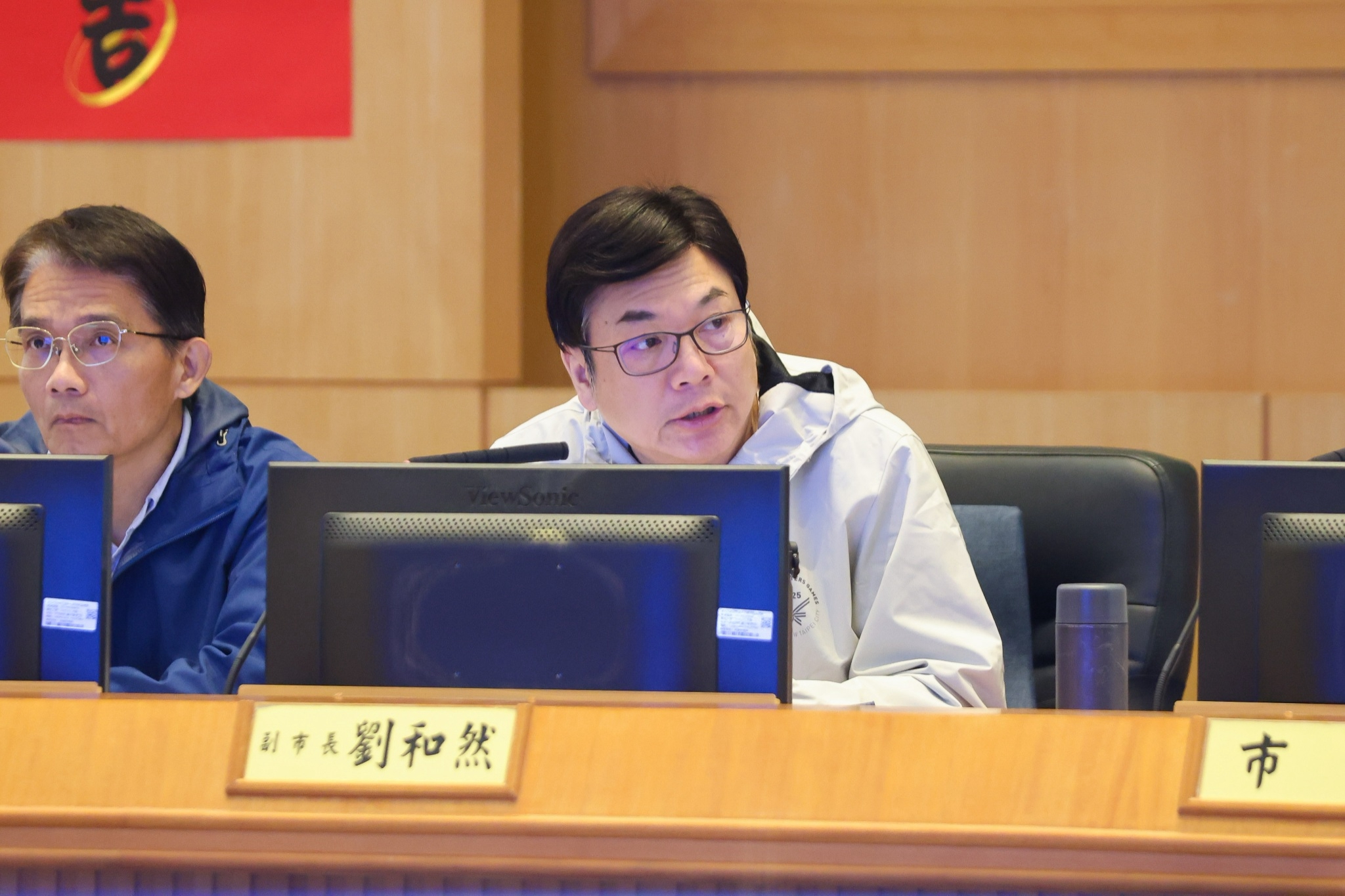 劉副市長於市政會議上為「新北市土城區大安段捐贈公益設施」專案報告引言。