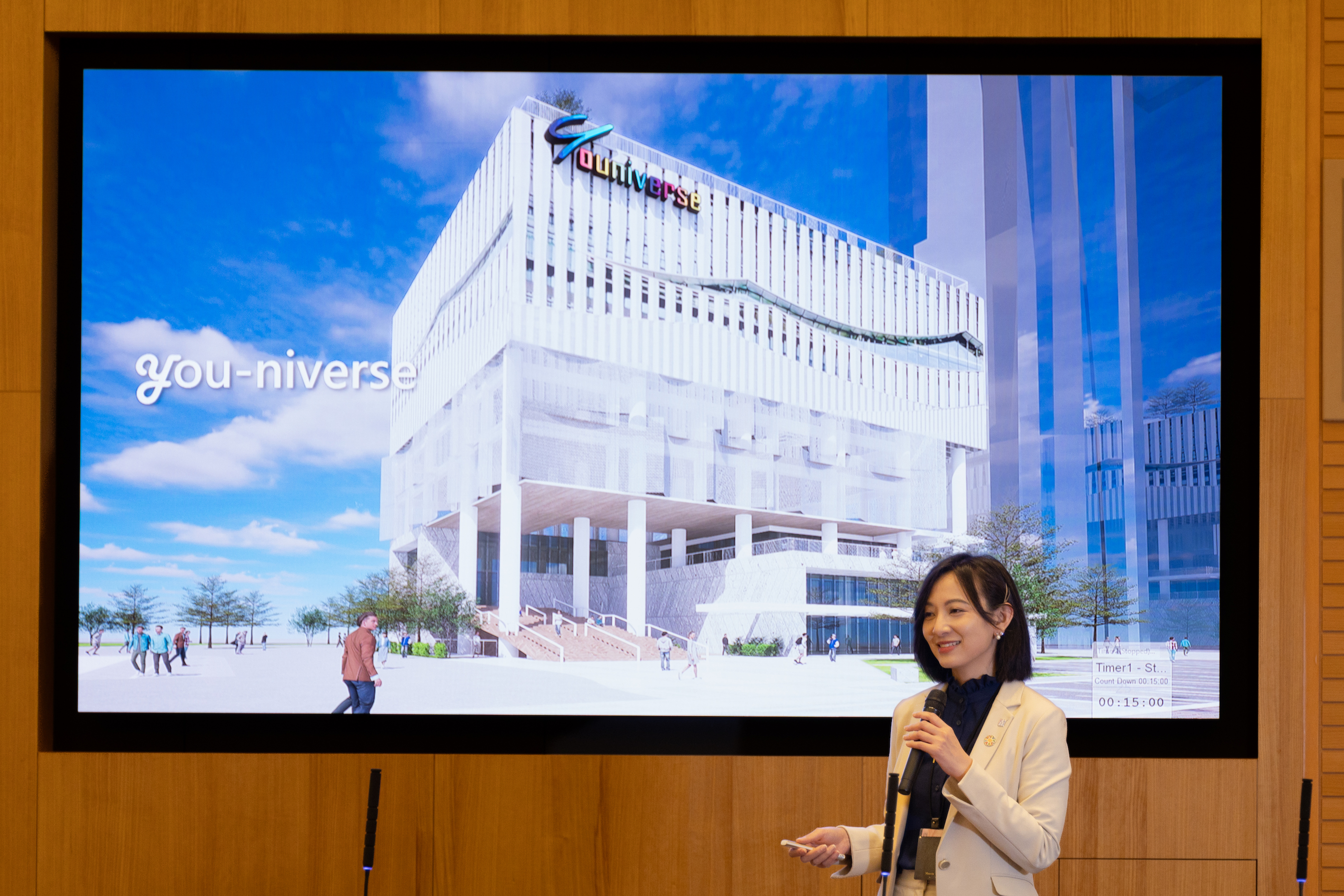 新北市青年局長邱兆梅於市政會議上說明「You-niverse」青年基地規劃。