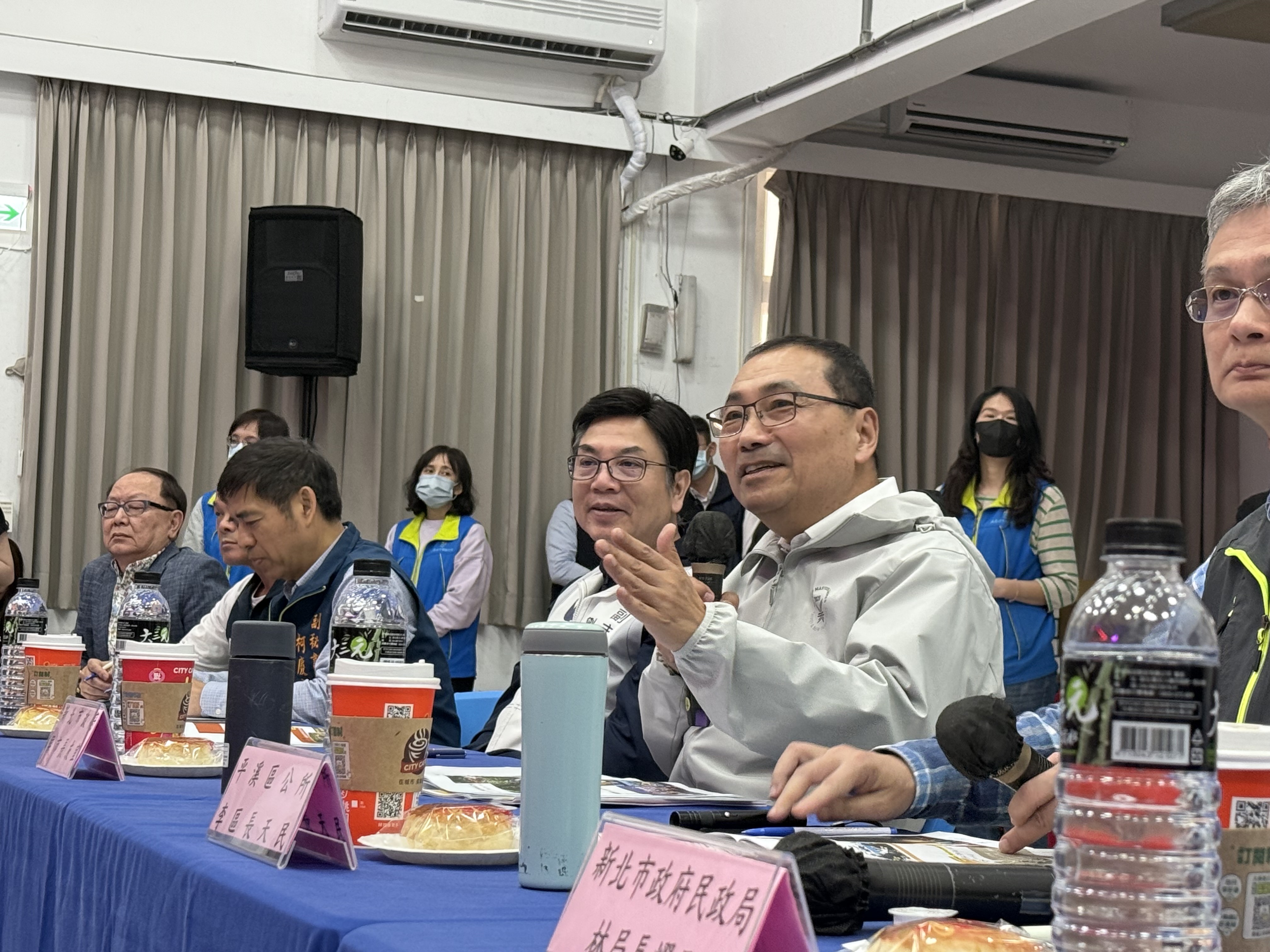 侯友宜針對里長提出問題，仔細回應。