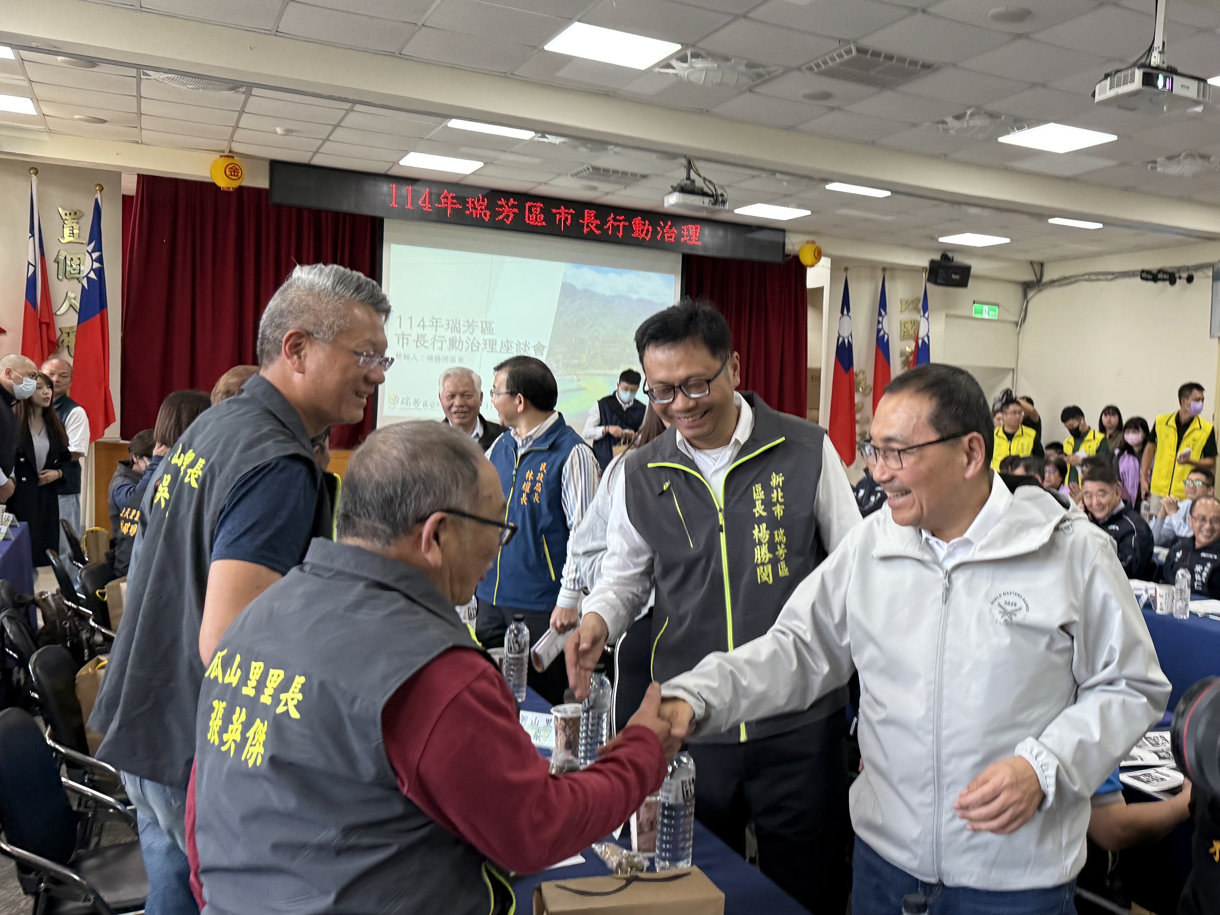 行動治理接續來到瑞芳區，侯友宜在會前與各里長握手致意。