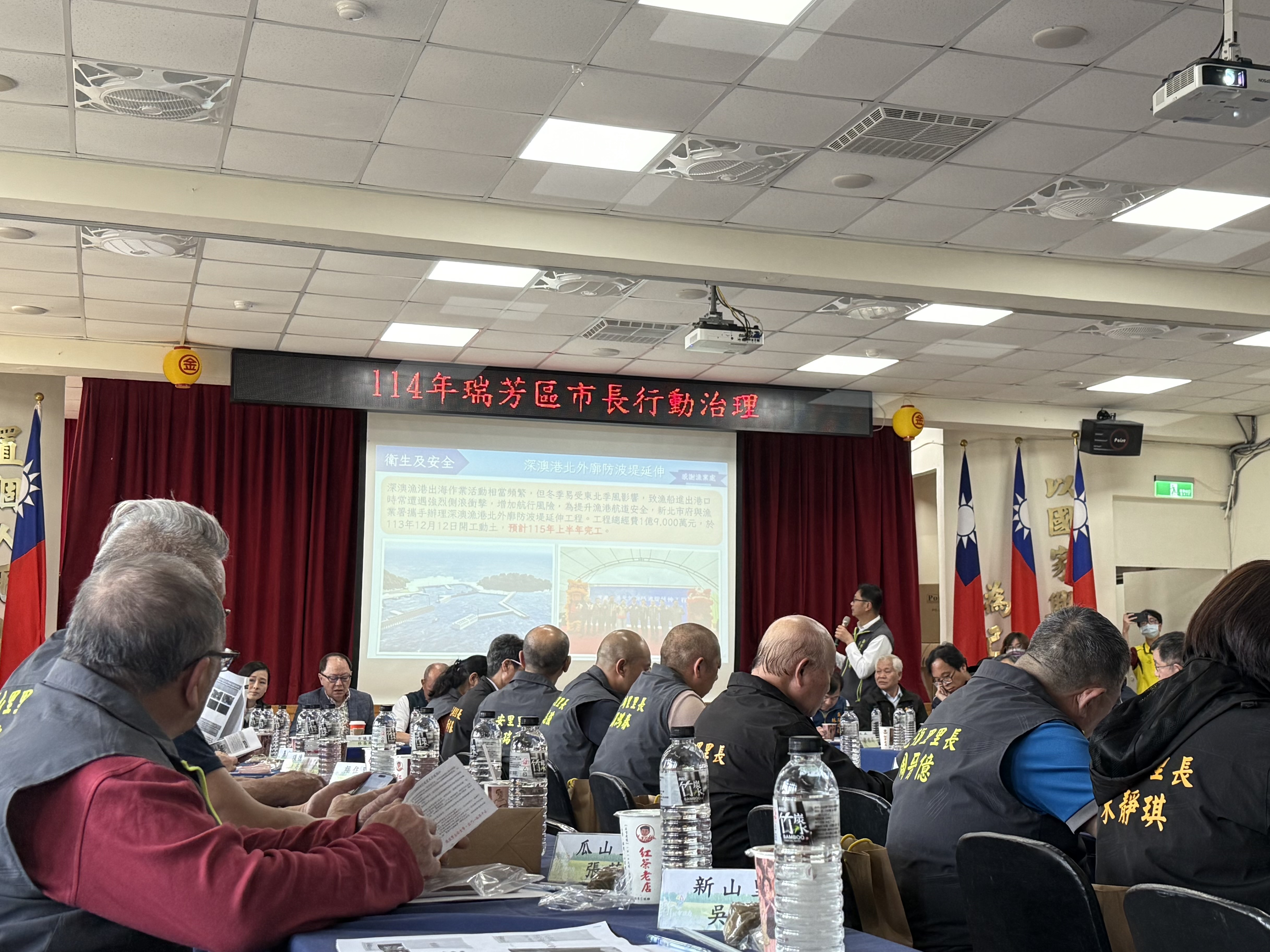 座談會一開始，區長就里內各項建設及規劃進行說明，里長也仔細聆聽。