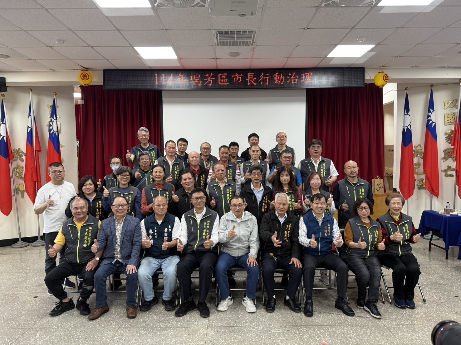 座談會後侯友宜與瑞芳里長合影留念。