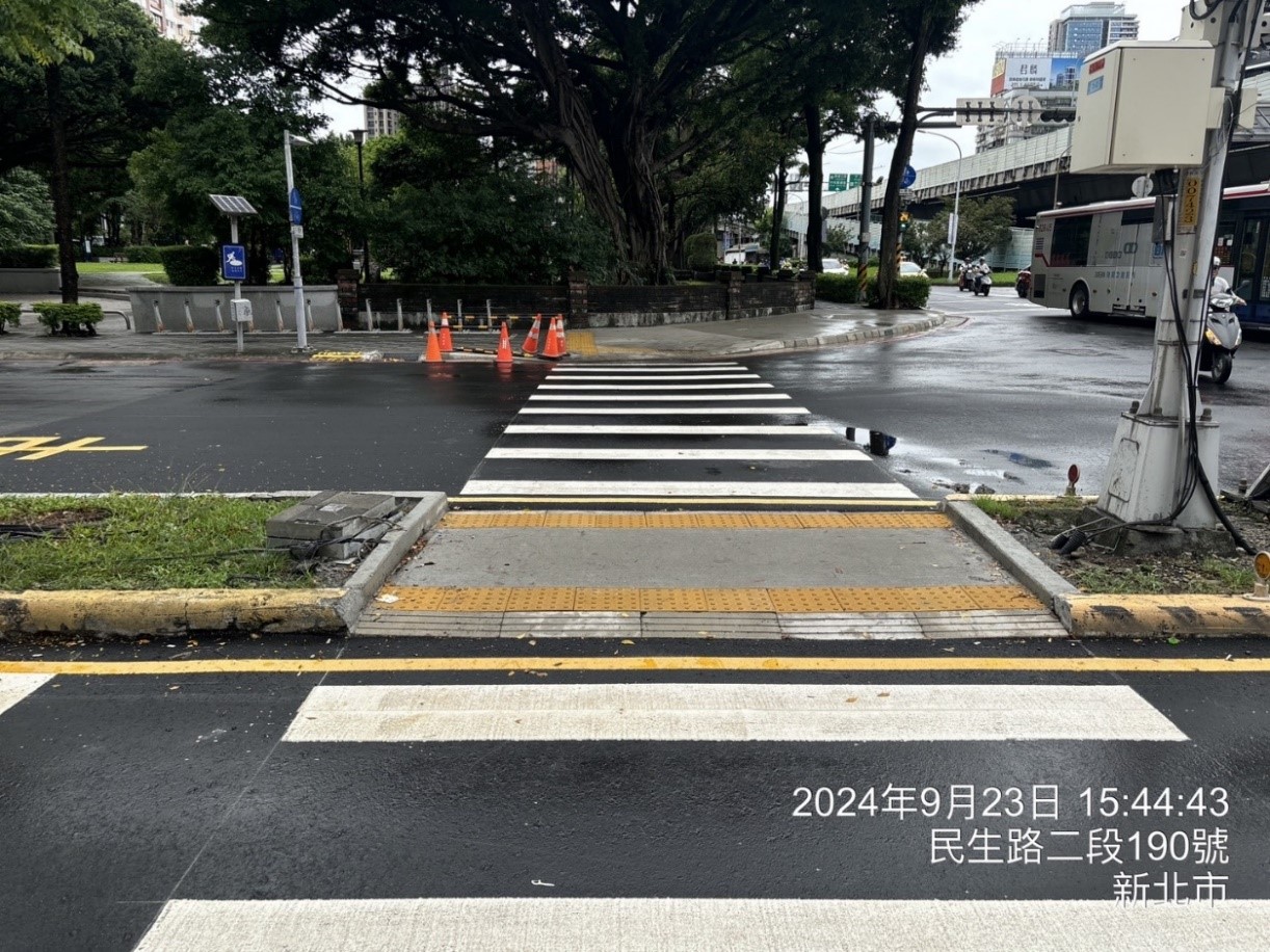 圖2.民生路2段萬板路口新設人行庇護島，行走更安全