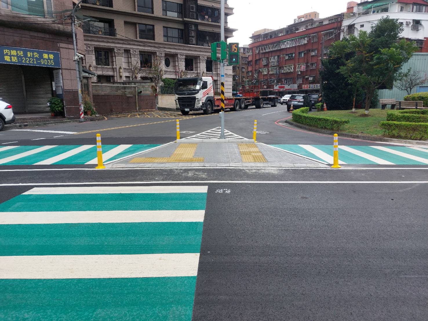 圖4.莊敬路與萬板路路口新設人行庇護島，行走更安全
