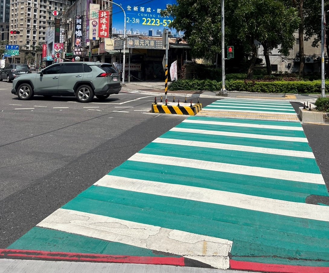 圖5.民族路與民權路口新設人行庇護島，行走更安全