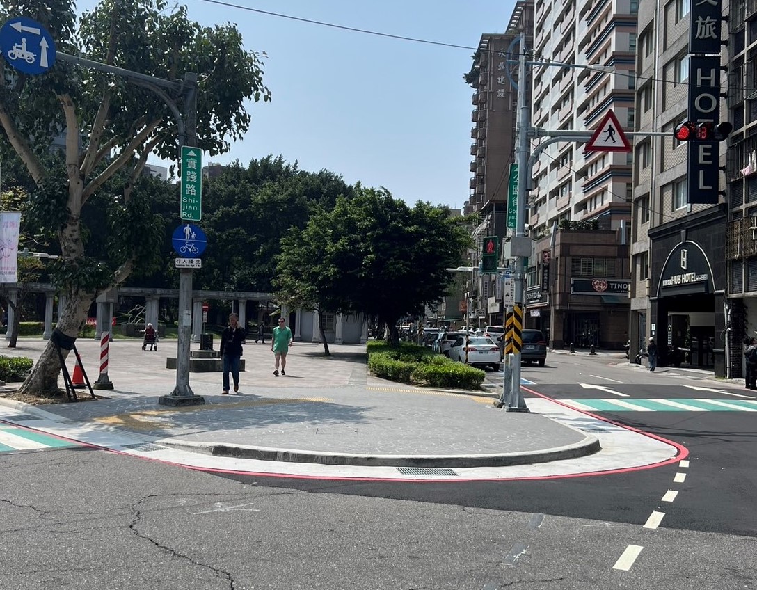 圖6.民族路與民權路口人行道拓寬及加高保護行人，並退縮行穿線行走更安全