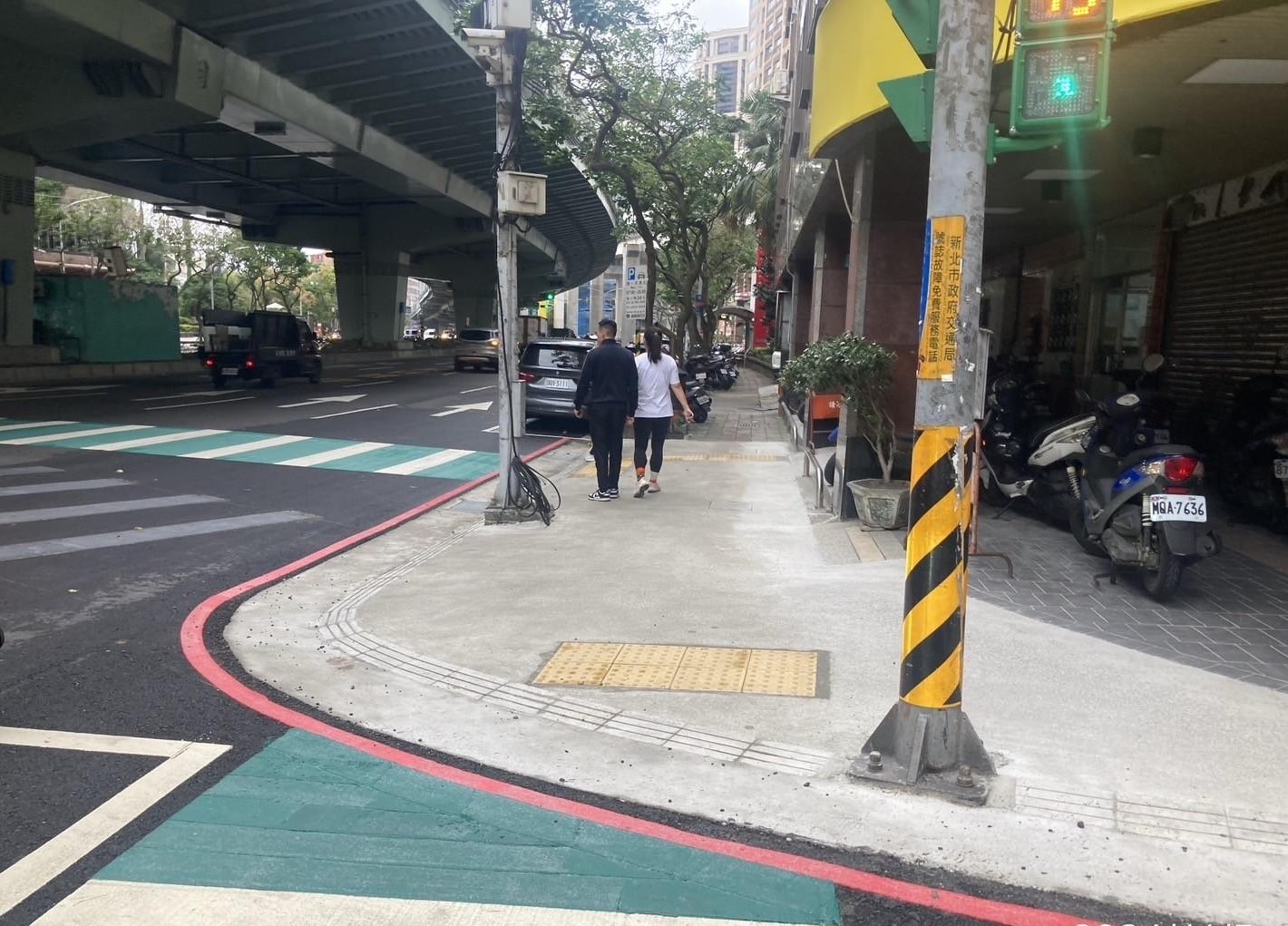 圖7.民生路一段與長安街路口完善導盲定位磚等設施，落實人本環境
