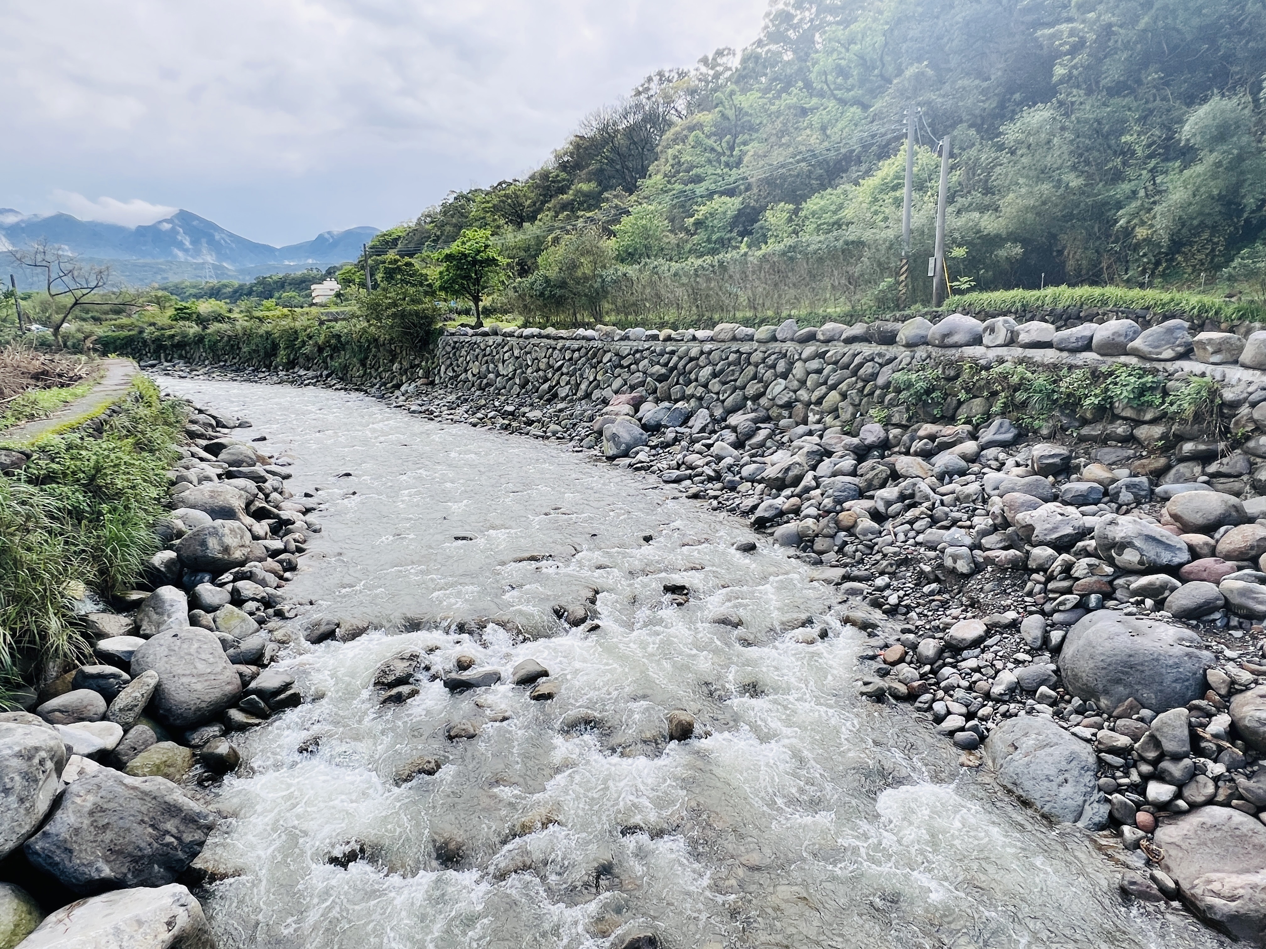 八連溪里山橋左岸護岸修復完成