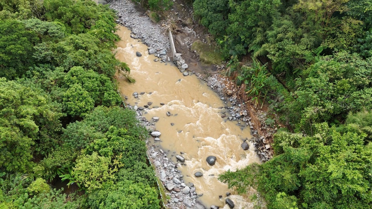 八連溪空拍、護岸殘破不堪