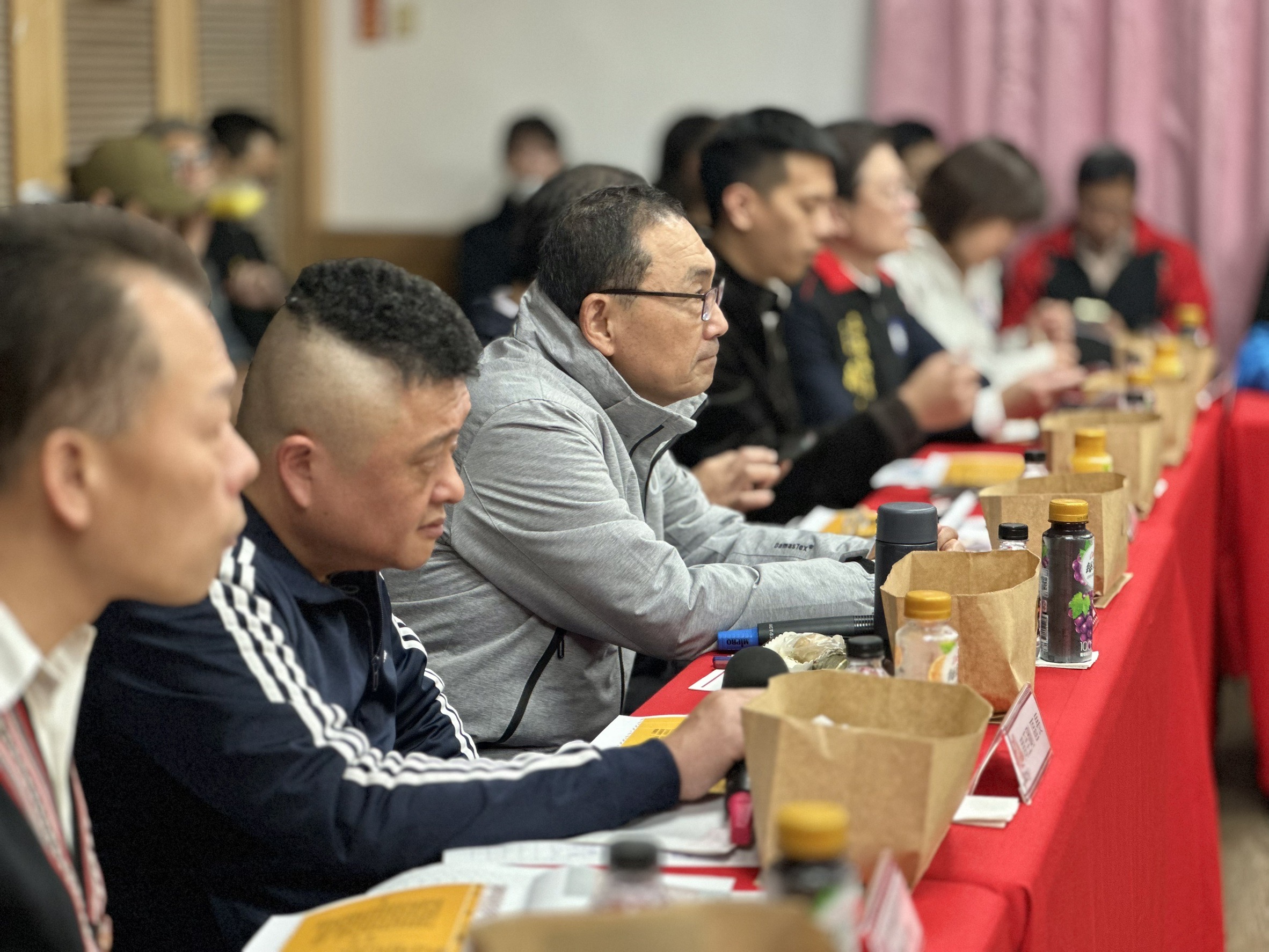侯友宜於會中專注聆聽意見。