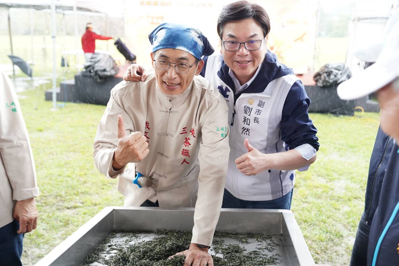 副市長劉和然向青農學習製茶技術