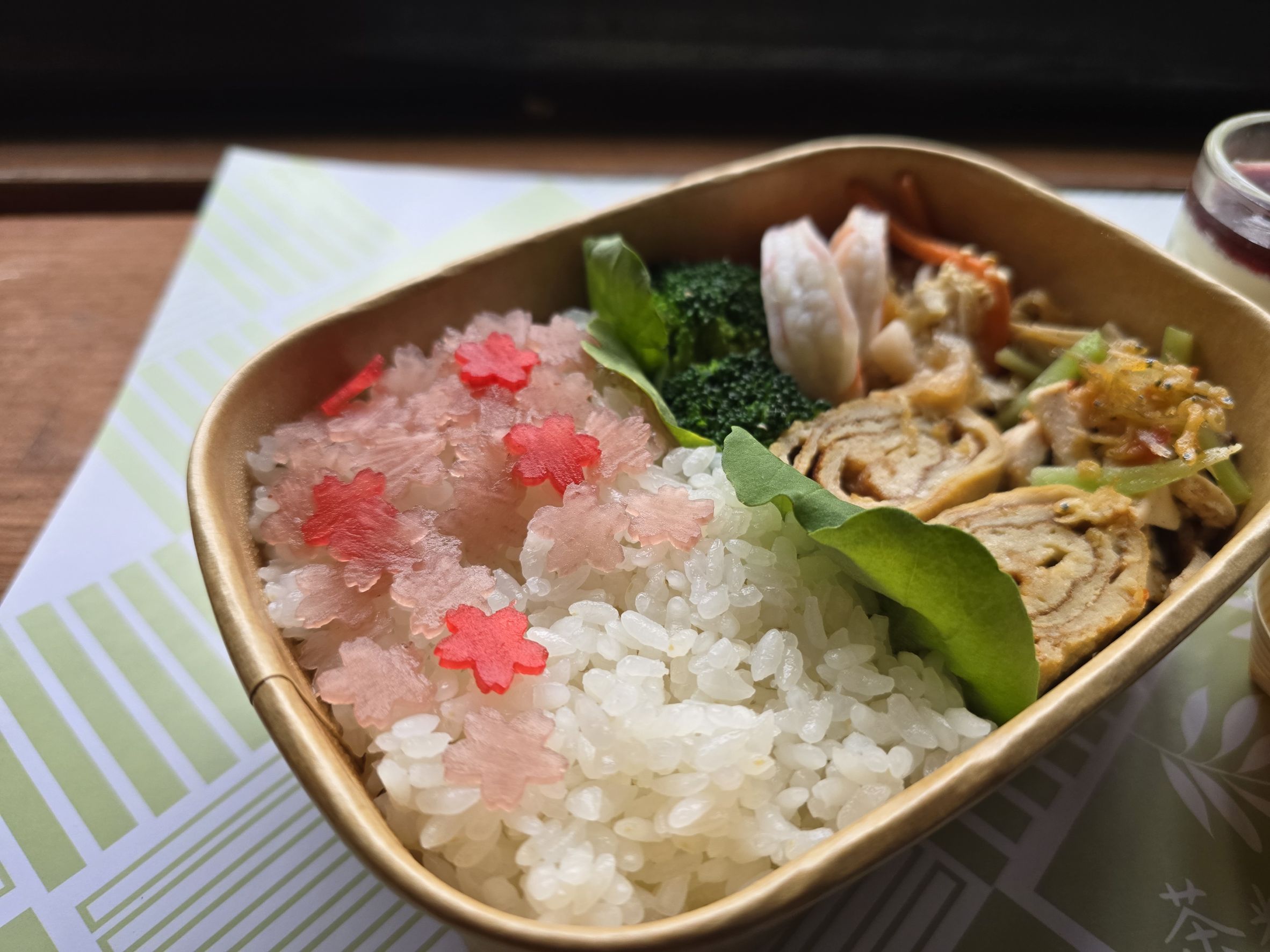 阿三哥農莊推出「紫藤花季午間便當」，讓民眾體驗食材與季節的完美融合(中午餐食參考圖，依當季菜色調整)