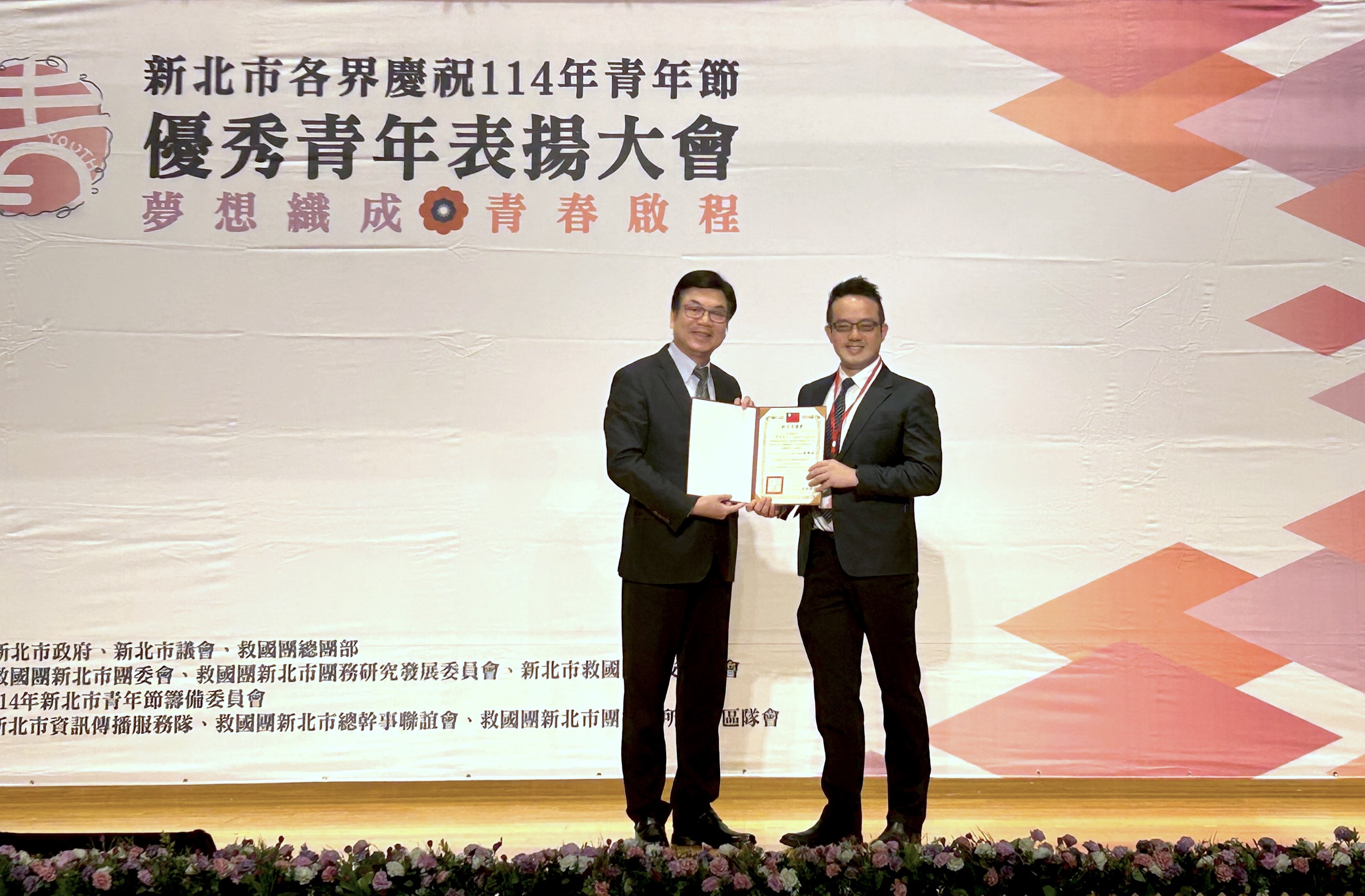 劉副市長特頒證書予本屆優秀青年代表心臟外科醫師—徐展陽，感謝徐醫師不遺餘力的守護每一個生命。